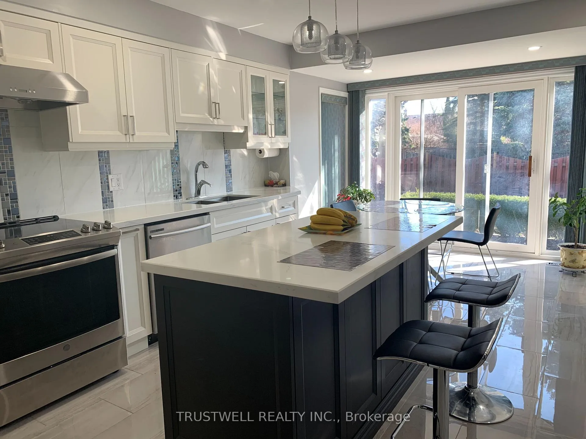 Photo 2 of 82 Ferndell Circle, Markham, Unionville — HOMEH