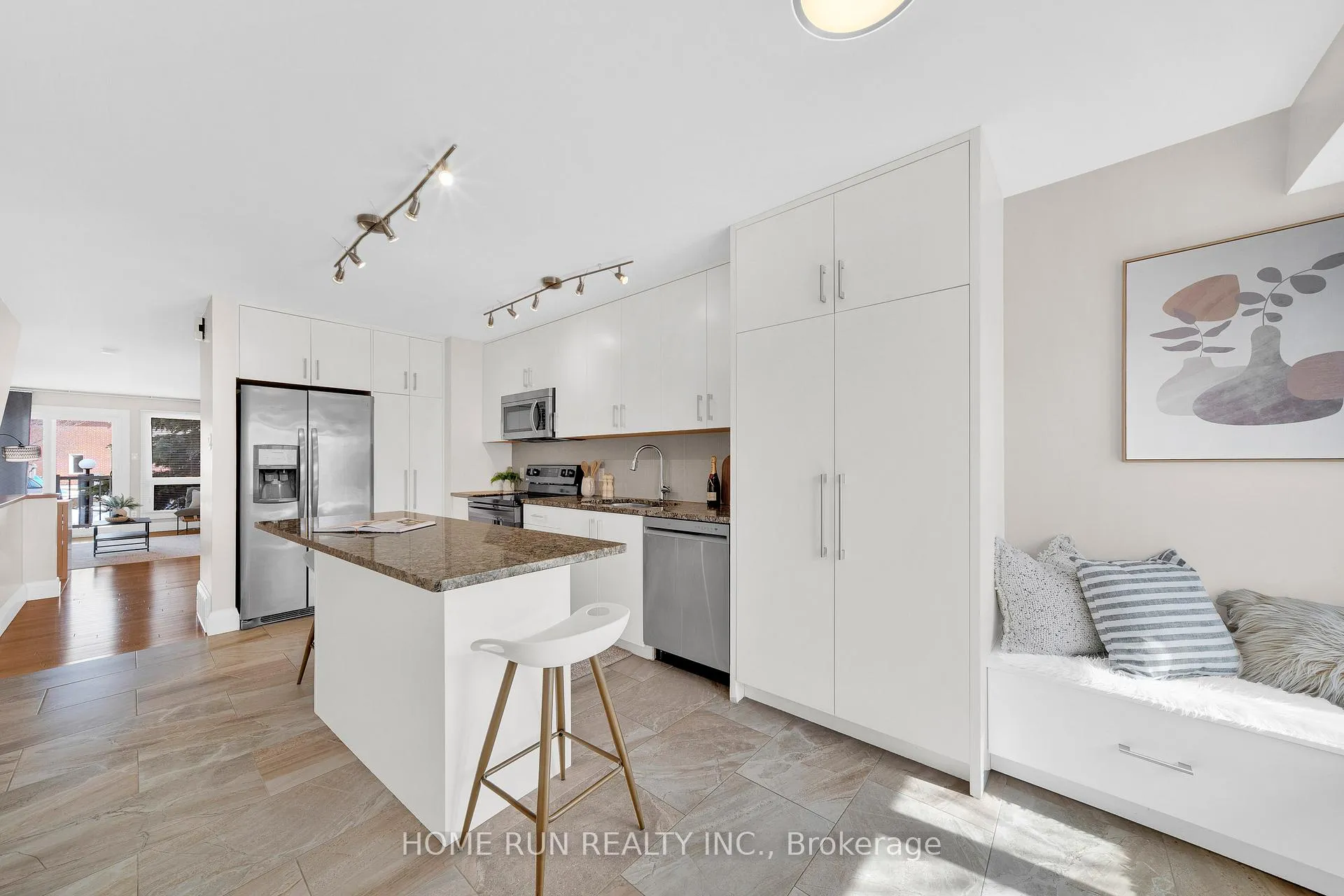 Photo 6 of 1150 Gablefield Private, Ottawa, Beaconwood — HOMEH