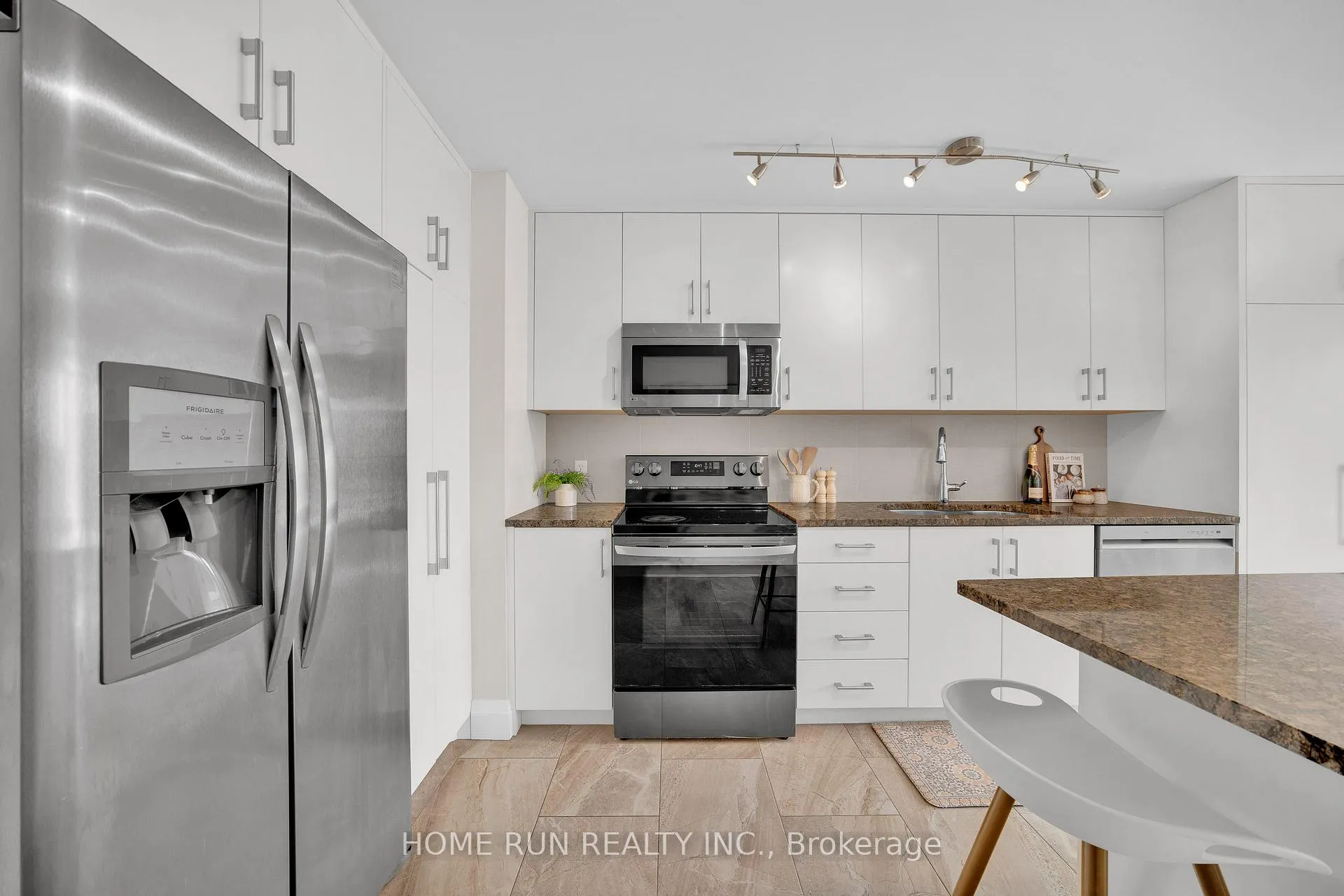 Photo 8 of 1150 Gablefield Private, Ottawa, Beaconwood — HOMEH