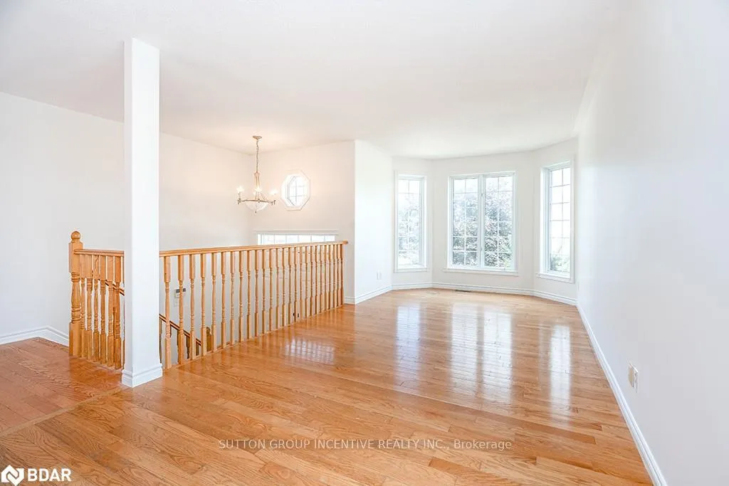 Photo 2 of 40 Kell Place, Barrie, Bayshore — HOMEH
