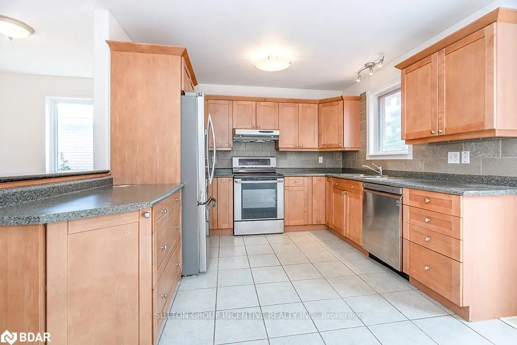 Photo 3 of 40 Kell Place, Barrie, Bayshore — HOMEH