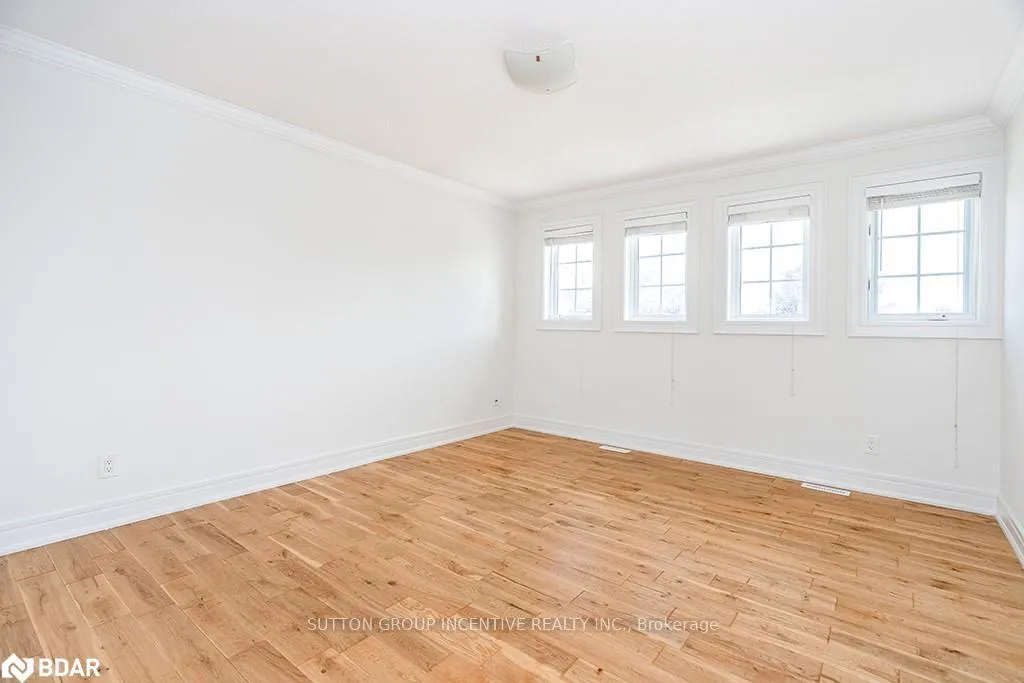 Photo 4 of 40 Kell Place, Barrie, Bayshore — HOMEH