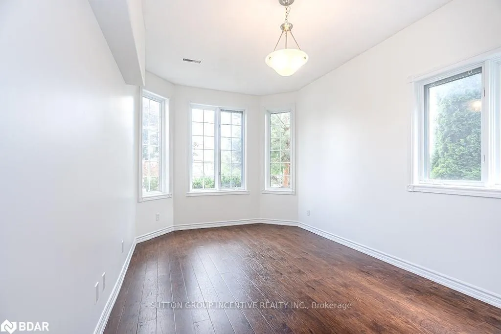 Photo 8 of 40 Kell Place, Barrie, Bayshore — HOMEH