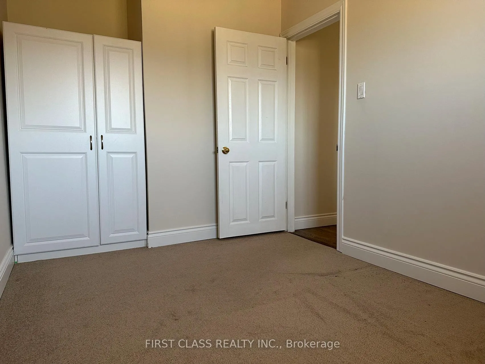 Photo 5 of Unit Upper, 28 Collins Crescent, Aurora, Aurora Heights — HOMEH