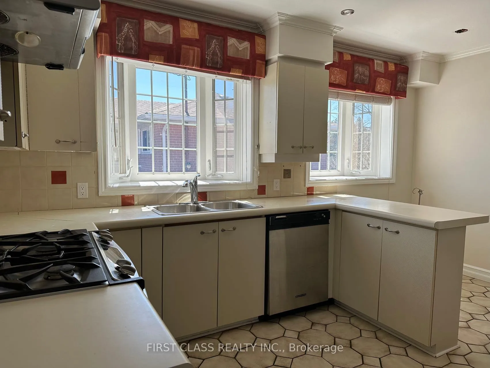 Photo 11 of Unit Upper, 28 Collins Crescent, Aurora, Aurora Heights — HOMEH