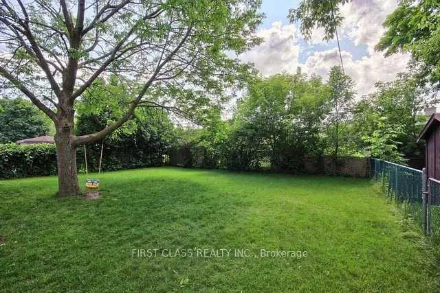 Photo 13 of Unit Upper, 28 Collins Crescent, Aurora, Aurora Heights — HOMEH
