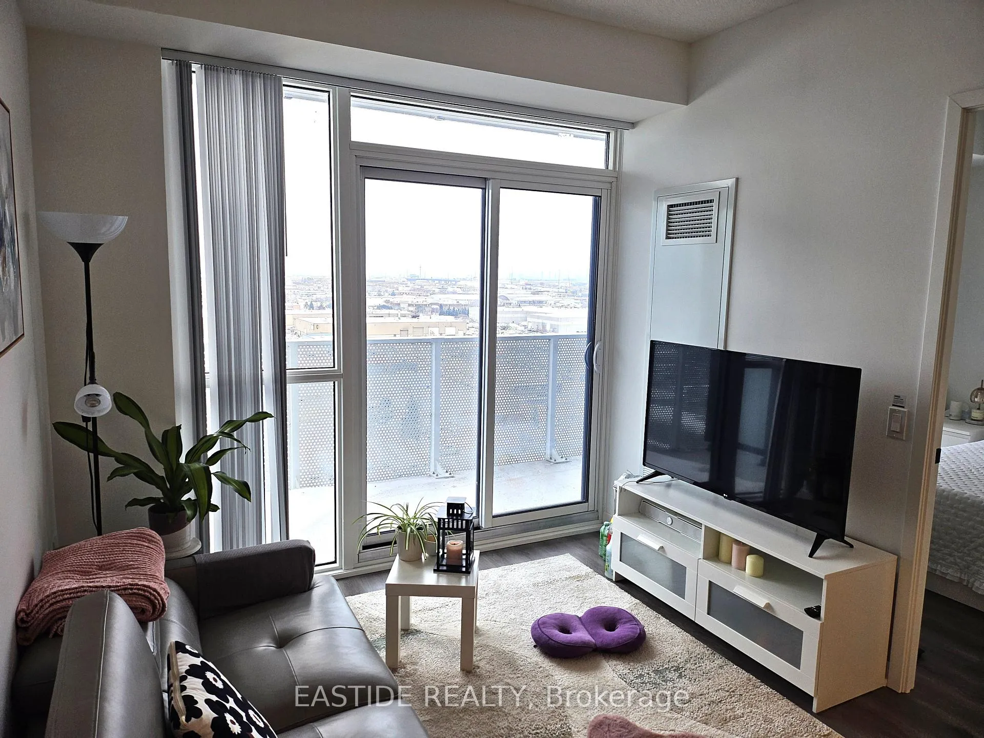 Photo 11 of Unit 1506, 28 Interchange Way, Vaughan, Vaughan Corporate Centre — HOMEH