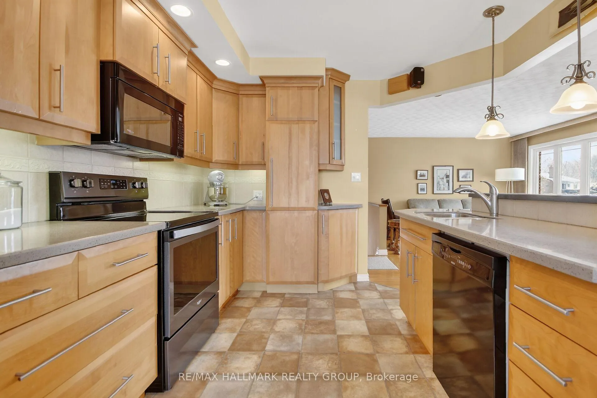 Photo 8 of 2279 Harding Road, Ottawa, Elmvale Acres/Urbandale — HOMEH