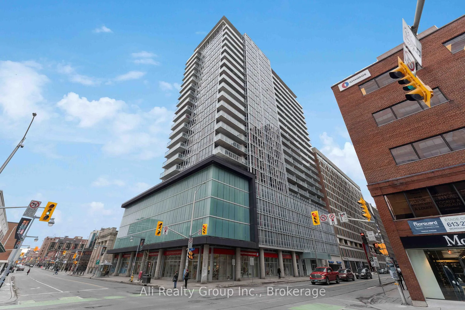 Front of Unit 714, 324 Laurier Avenue W
