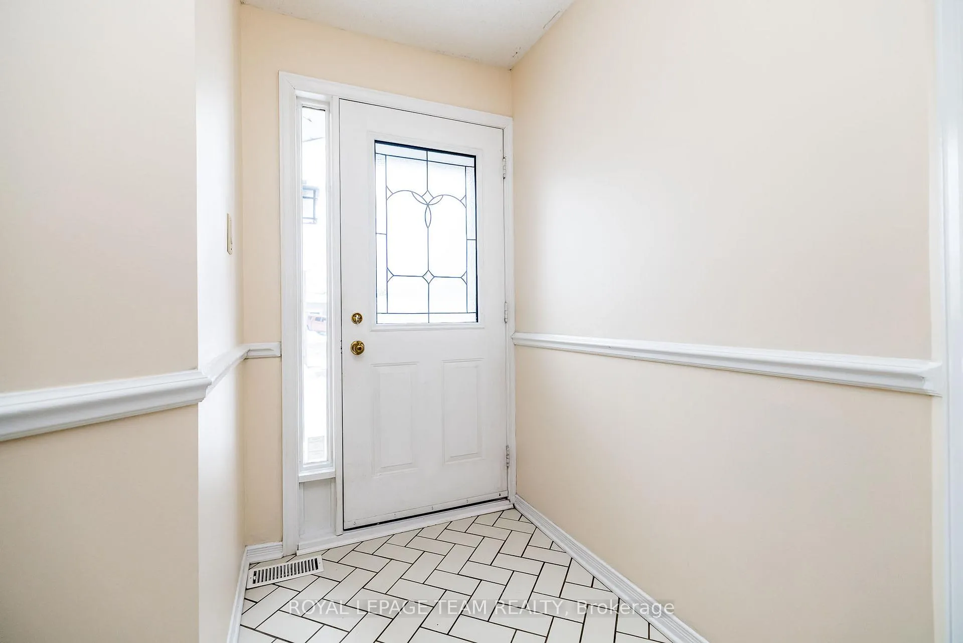 Photo 4 of 27 Pine Needles Court, Ottawa, Stittsville (Central) — HOMEH