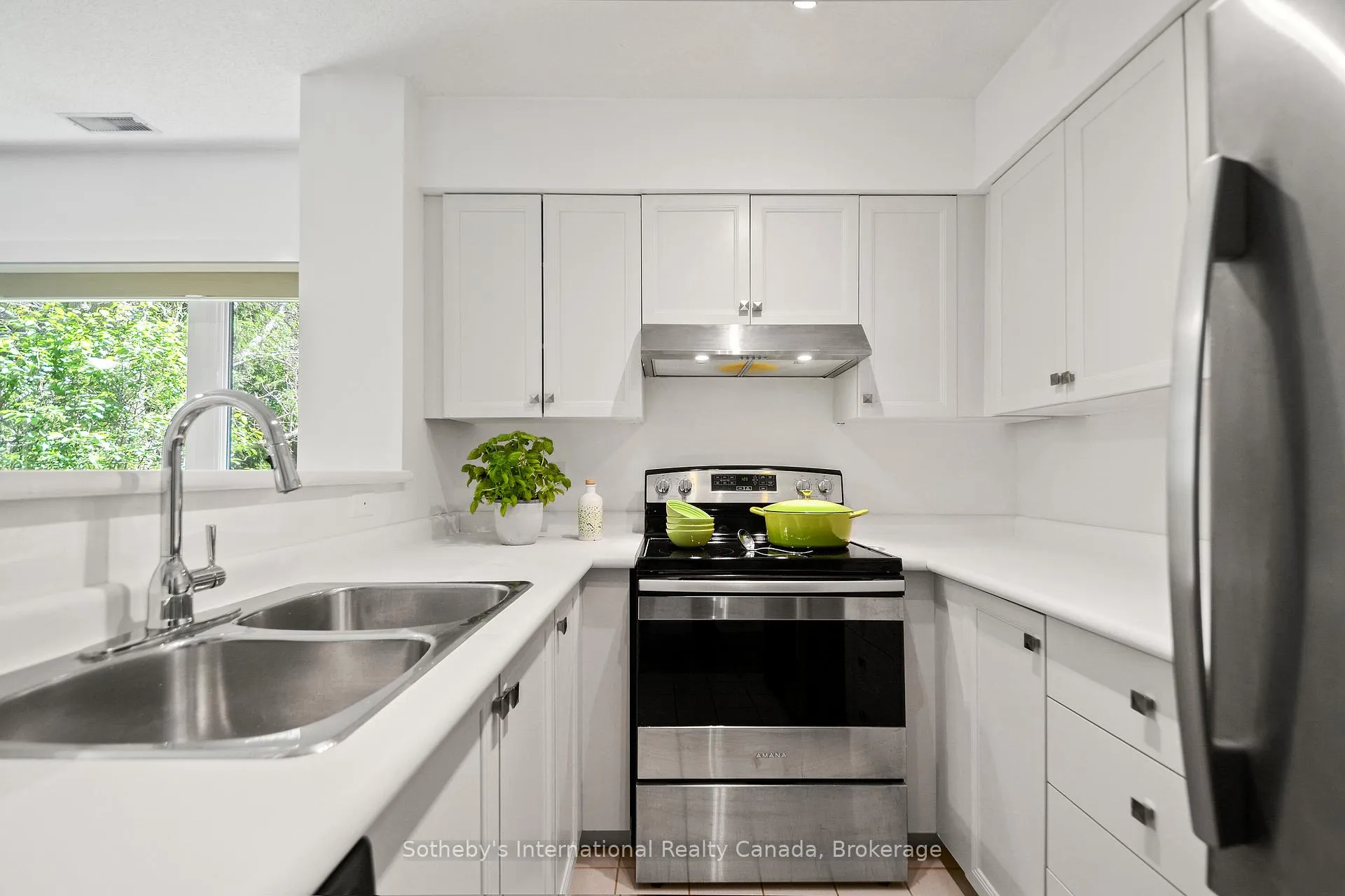 Photo 8 of 331 Mariners Way, Collingwood — HOMEH