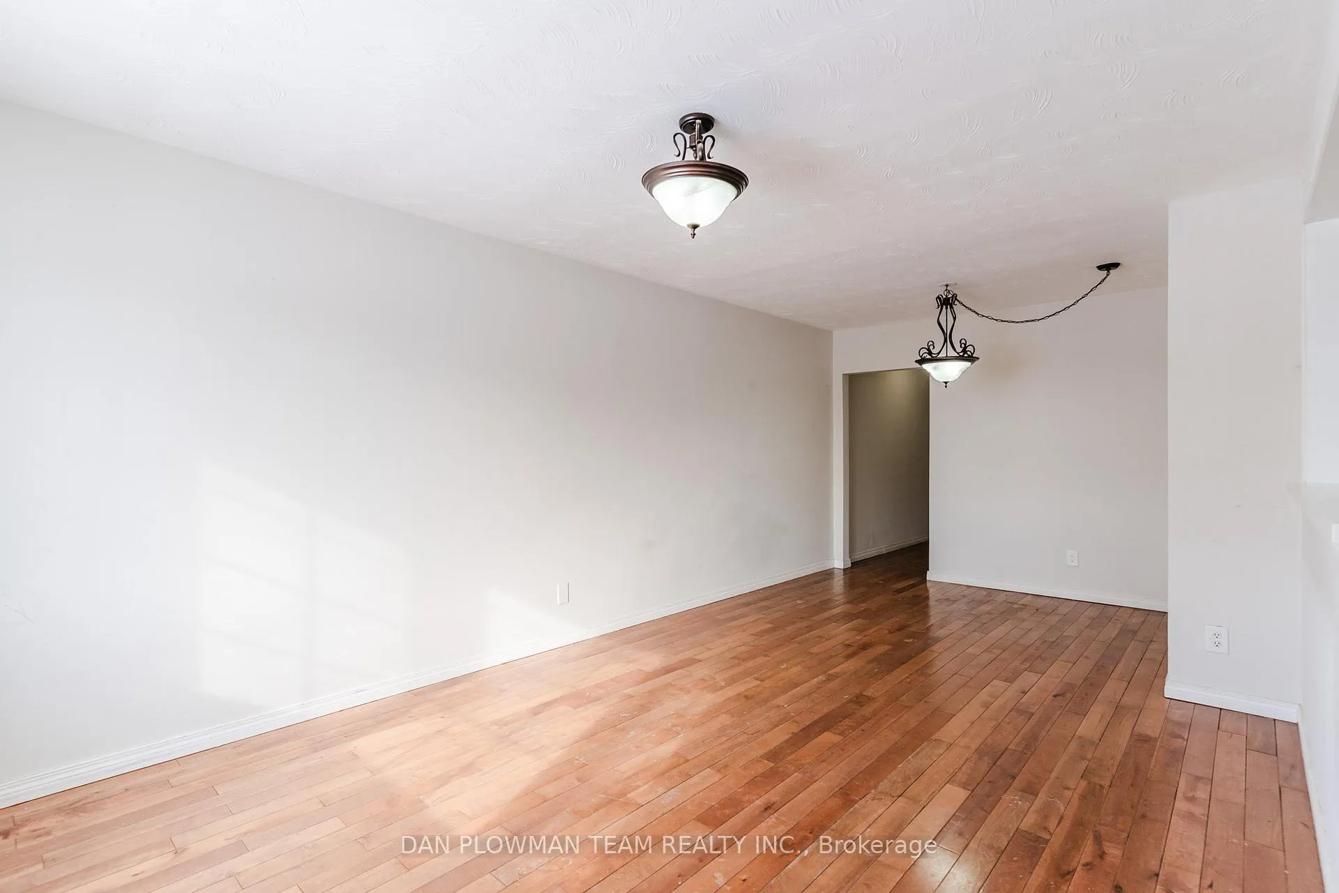 Photo 5 of 572 Montcalm Avenue, Oshawa, Vanier — HOMEH