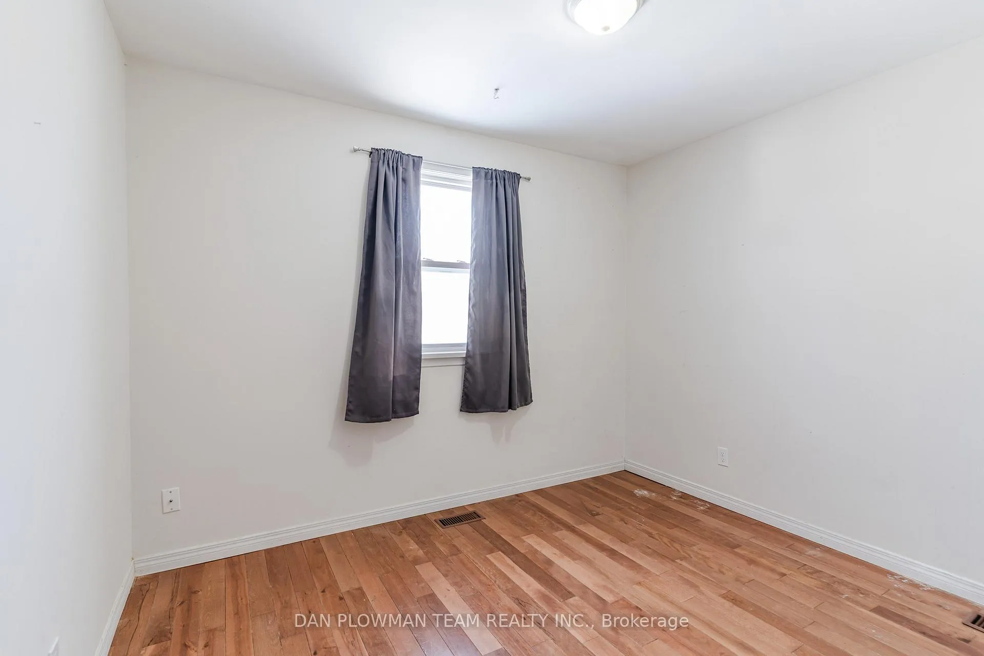Photo 15 of 572 Montcalm Avenue, Oshawa, Vanier — HOMEH
