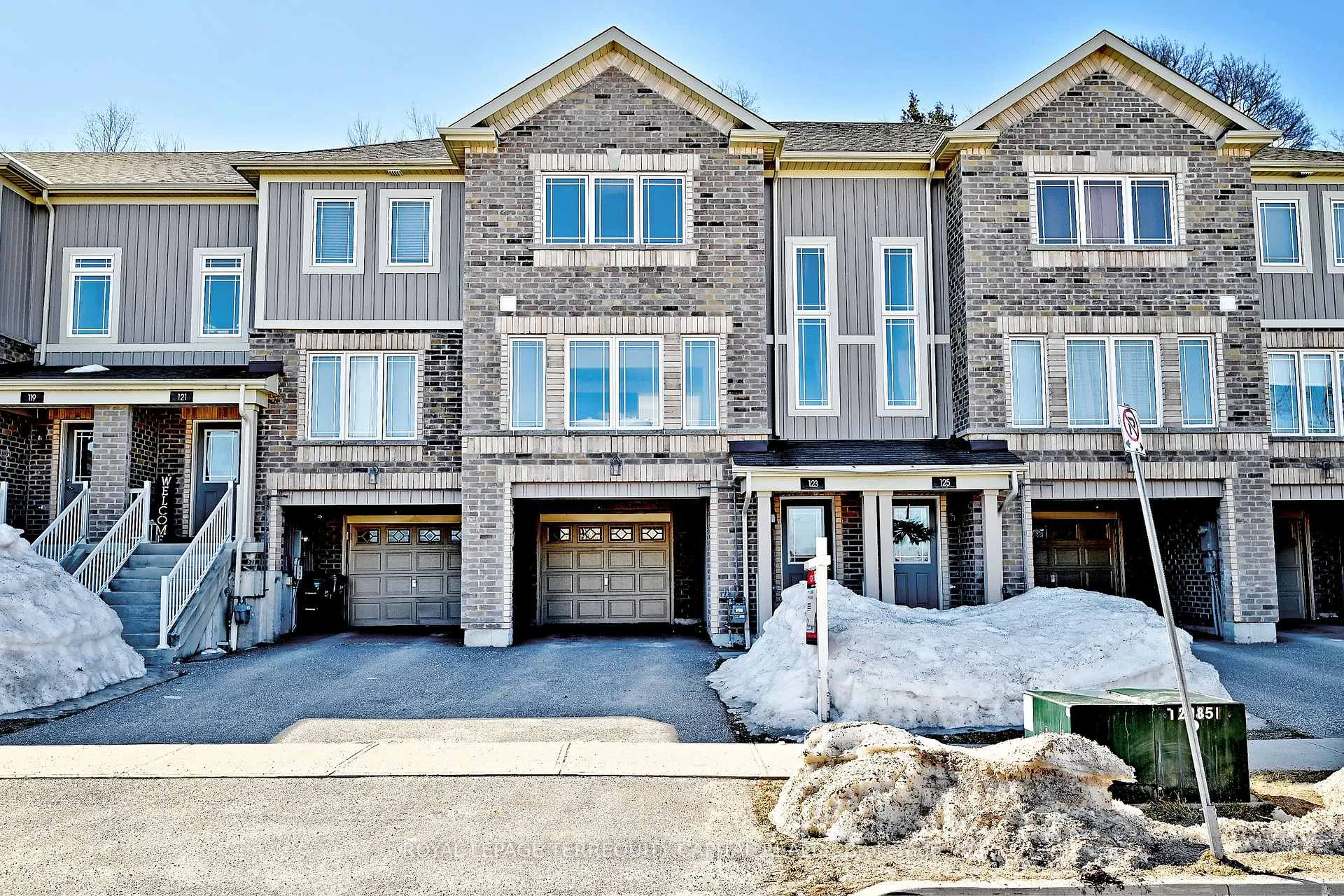 Photo 2 of 123 Frank's Way, Barrie, Allandale Heights — HOMEH