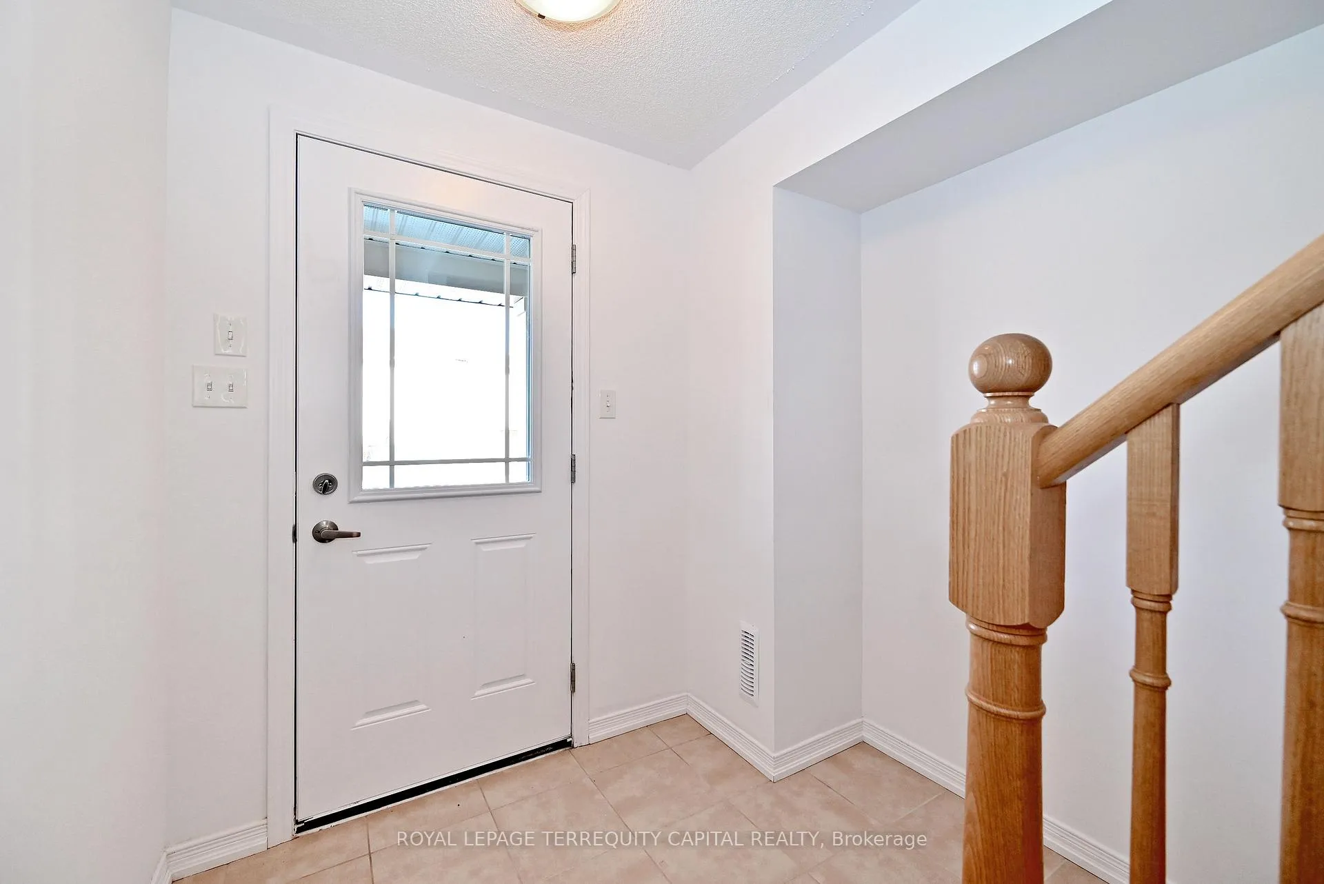 Photo 3 of 123 Frank's Way, Barrie, Allandale Heights — HOMEH