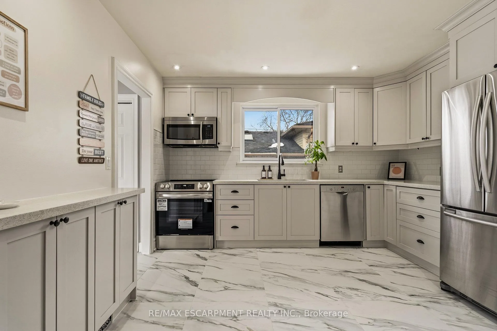 Photo 4 of 777 Hillcrest Road, Pickering, West Shore — HOMEH
