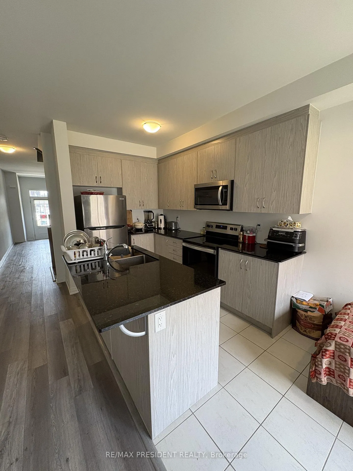 Photo 4 of 6 Keppel Circle, Brampton, Brampton West — HOMEH