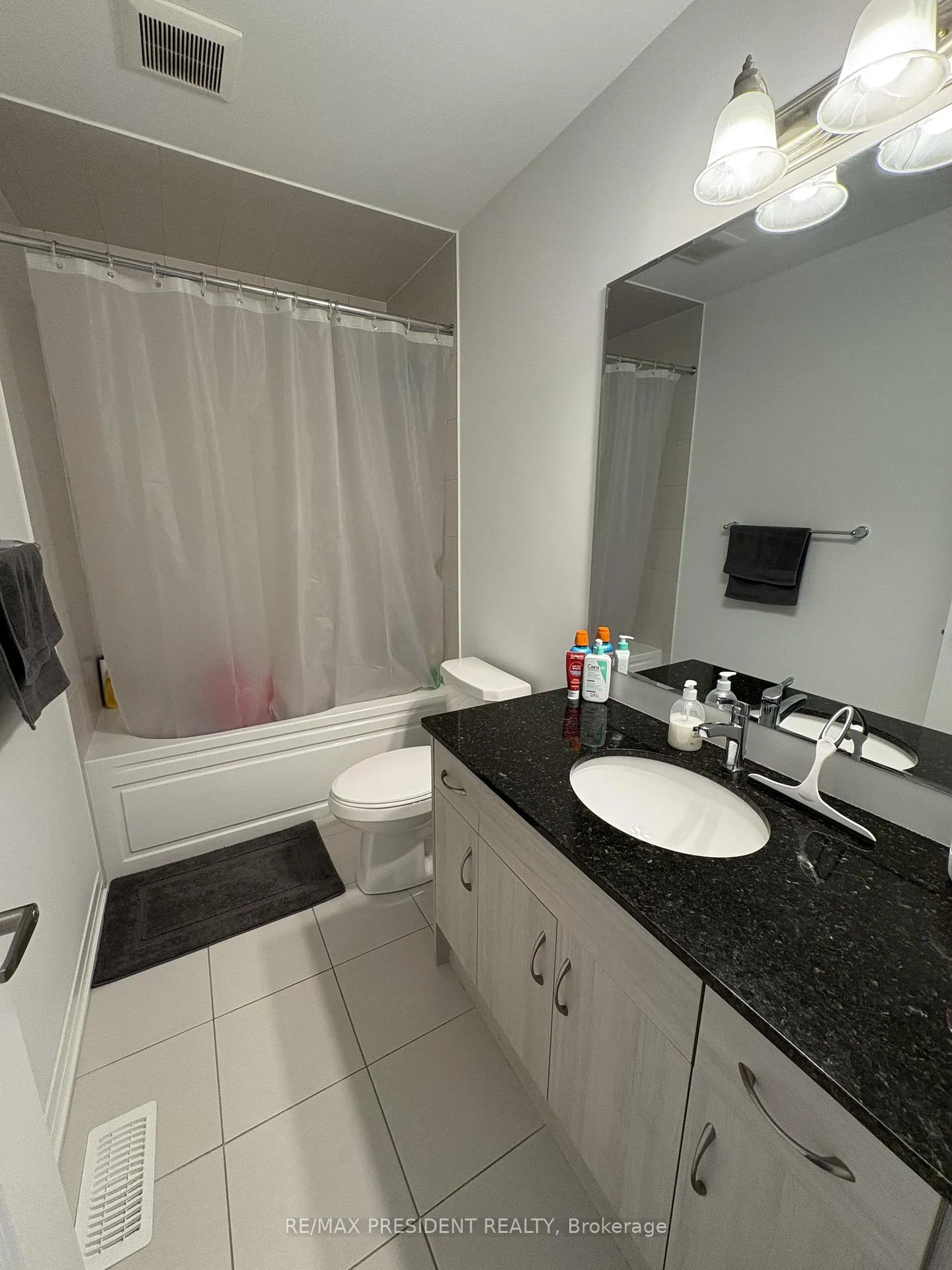 Photo 10 of 6 Keppel Circle, Brampton, Brampton West — HOMEH
