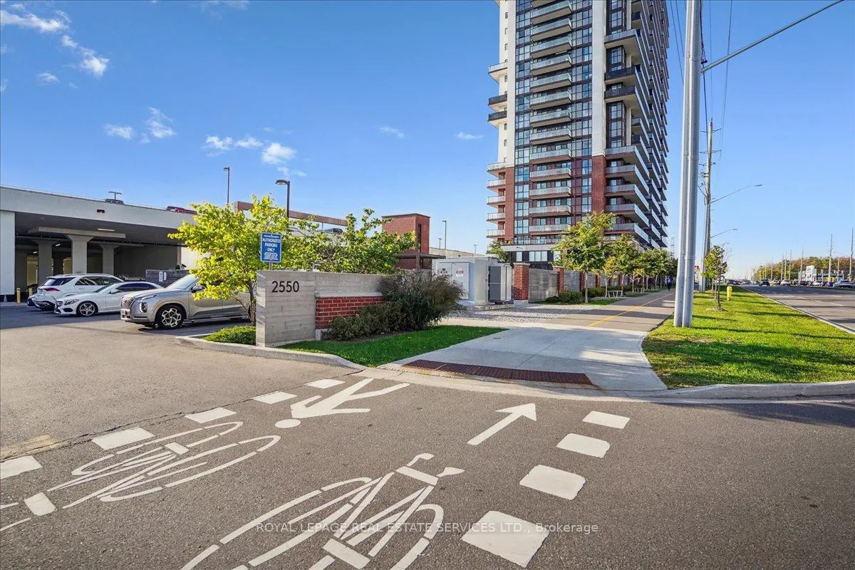 Front of Unit 1012, 2550 Simcoe Street N