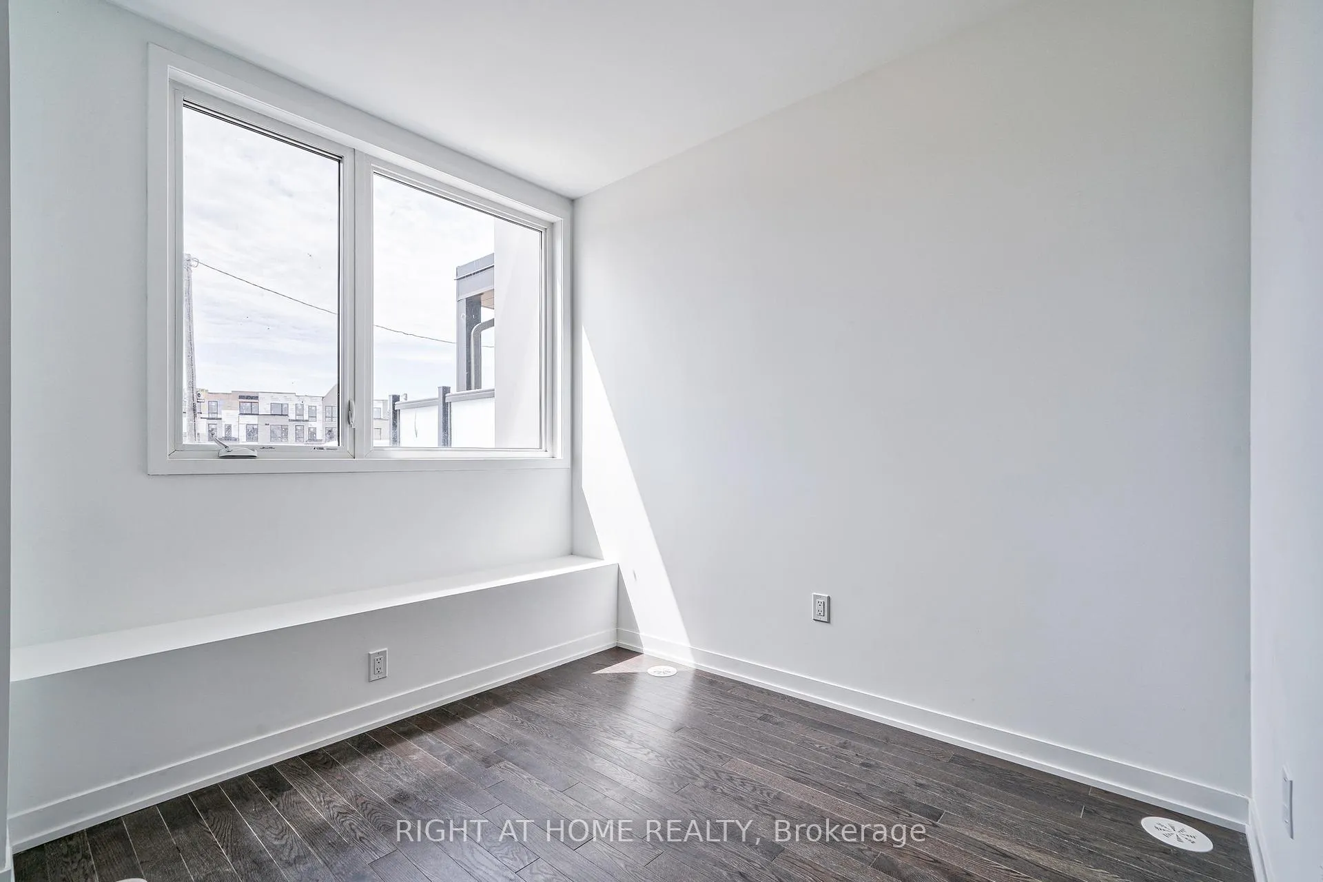 Photo 3 of 80 Green Gardens Boulevard, Toronto, Englemount-Lawrence — HOMEH