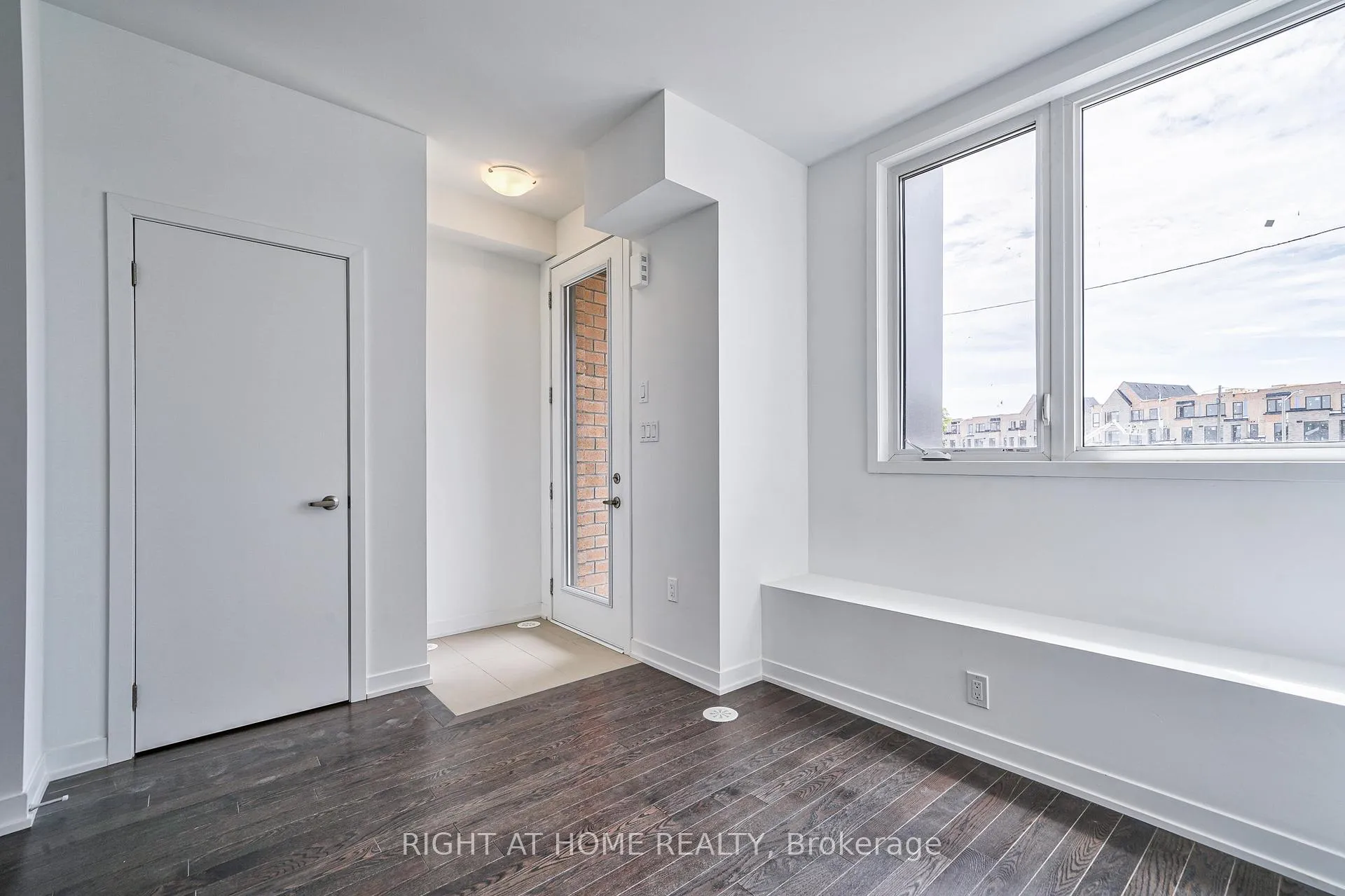 Photo 4 of 80 Green Gardens Boulevard, Toronto, Englemount-Lawrence — HOMEH