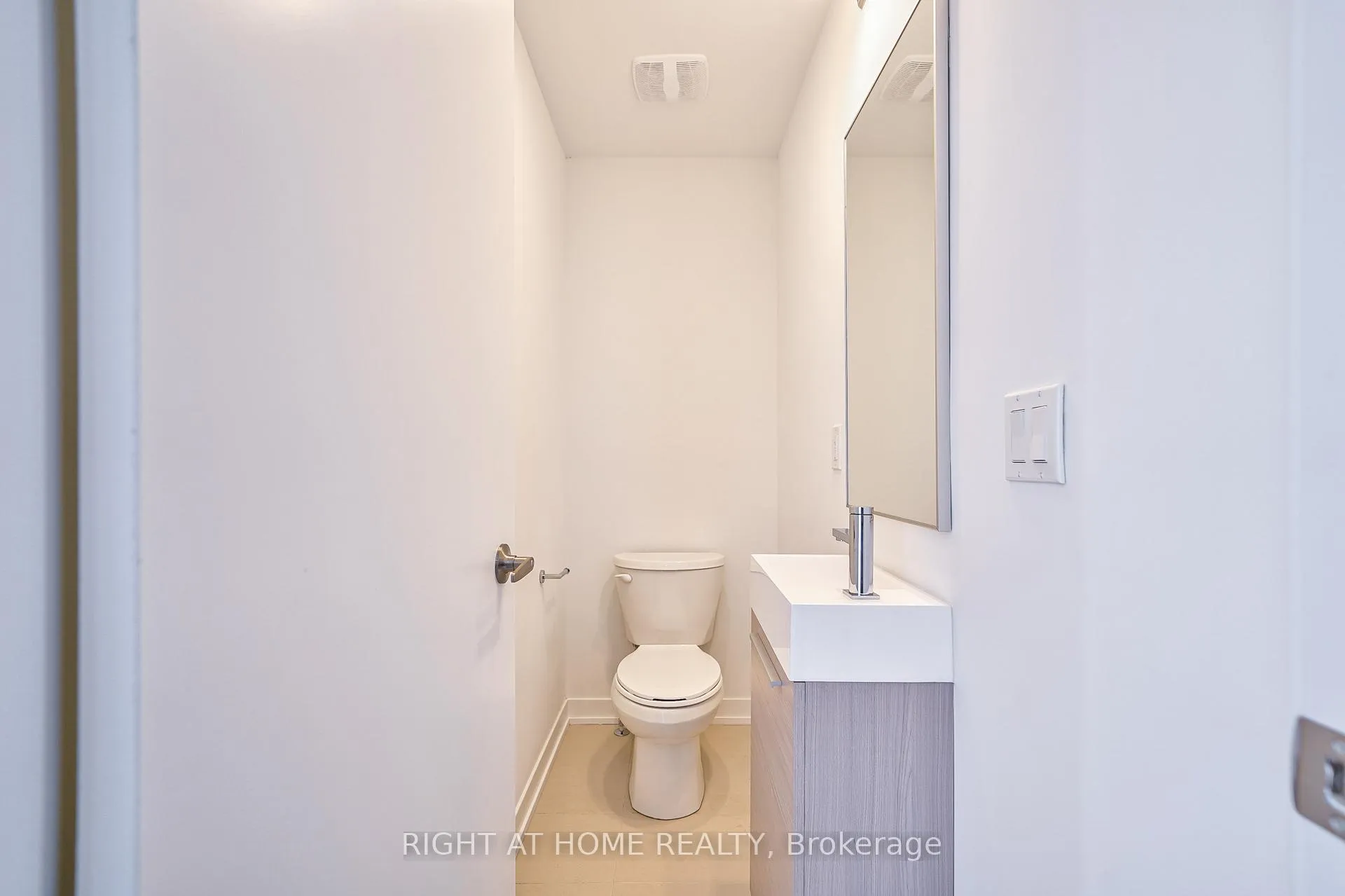Photo 5 of 80 Green Gardens Boulevard, Toronto, Englemount-Lawrence — HOMEH