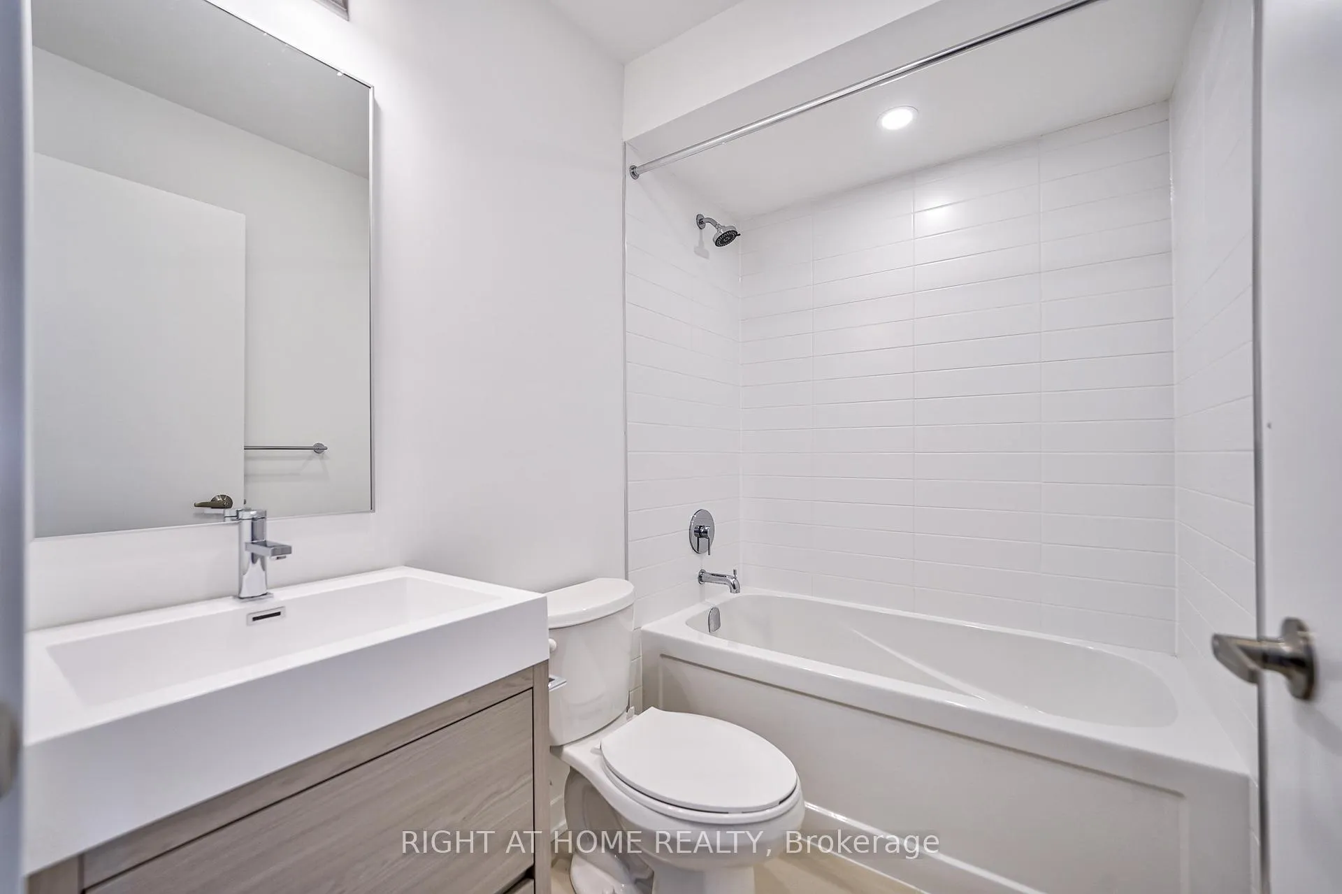 Photo 16 of 80 Green Gardens Boulevard, Toronto, Englemount-Lawrence — HOMEH