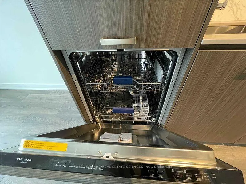 Photo 4 of Unit 715, 10 Honeycrisp Crescent, Vaughan, Vaughan Corporate Centre — HOMEH