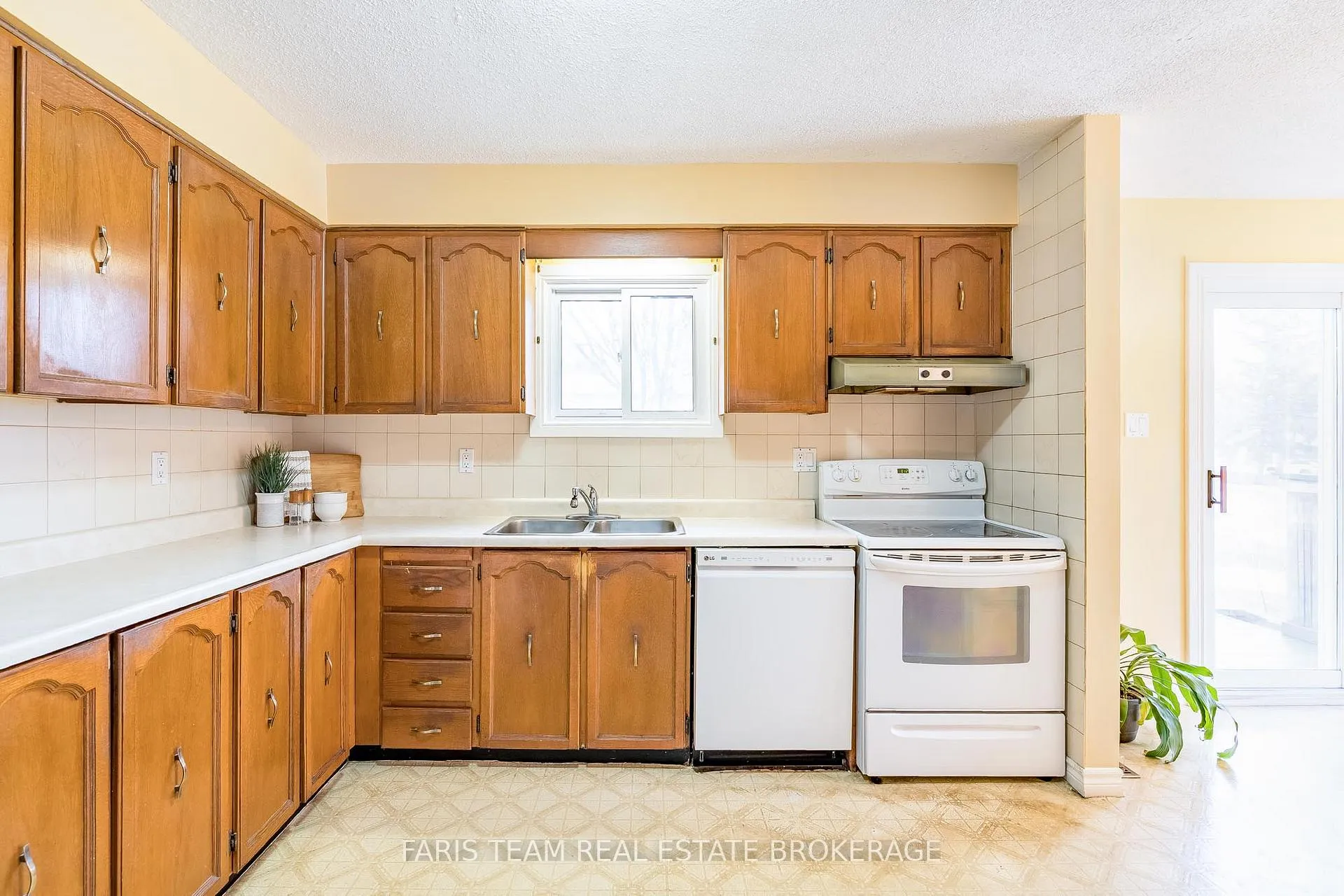 Photo 7 of 10 William Street, Oro-Medonte, Shanty Bay — HOMEH