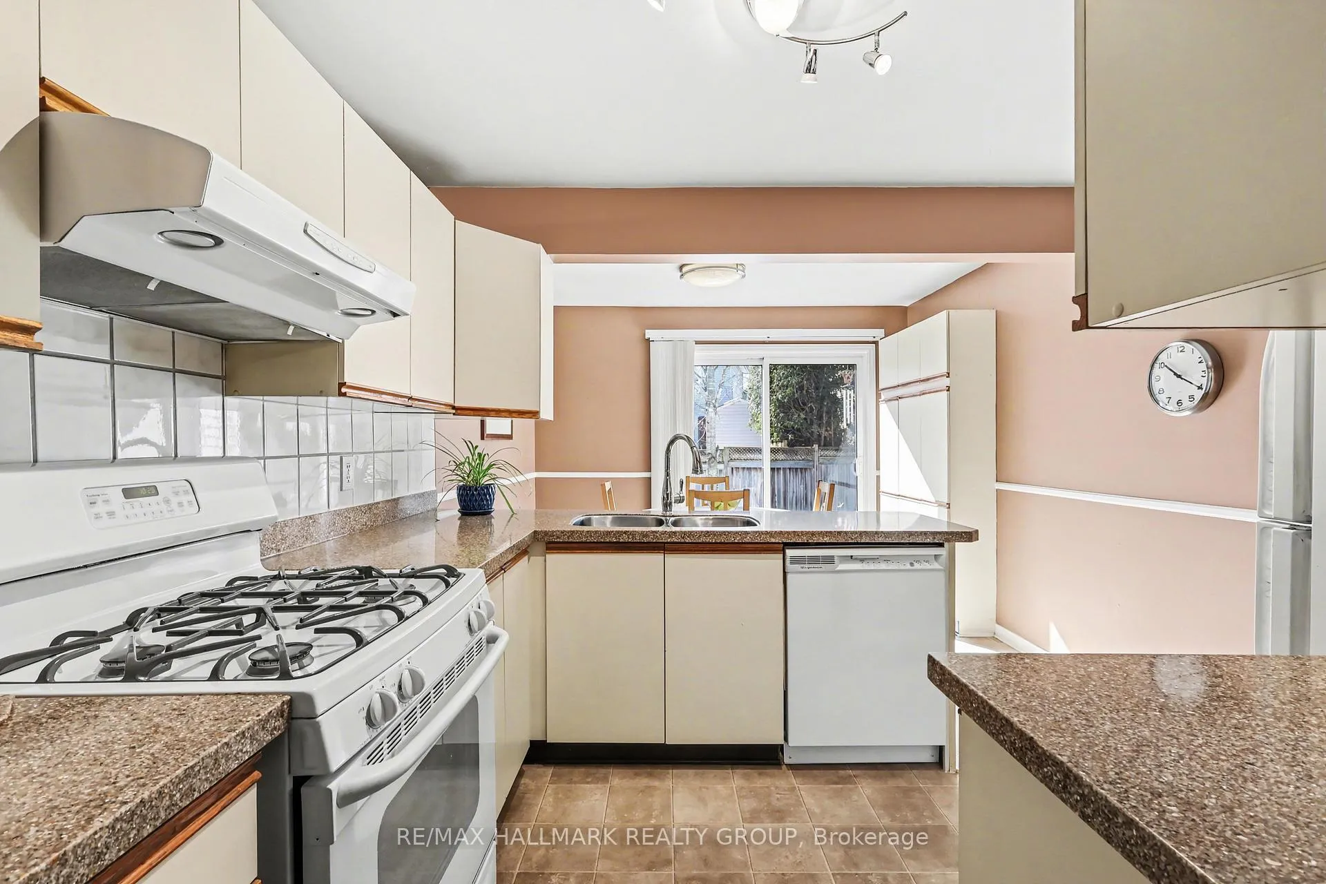 Photo 8 of 1620 Des Grives Crescent, Ottawa, Orleans/Sunridge — HOMEH