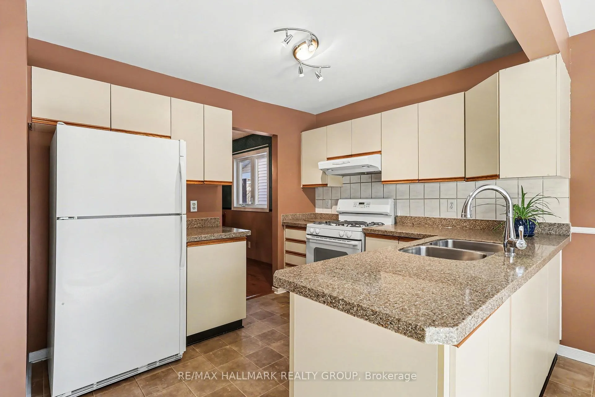 Photo 9 of 1620 Des Grives Crescent, Ottawa, Orleans/Sunridge — HOMEH