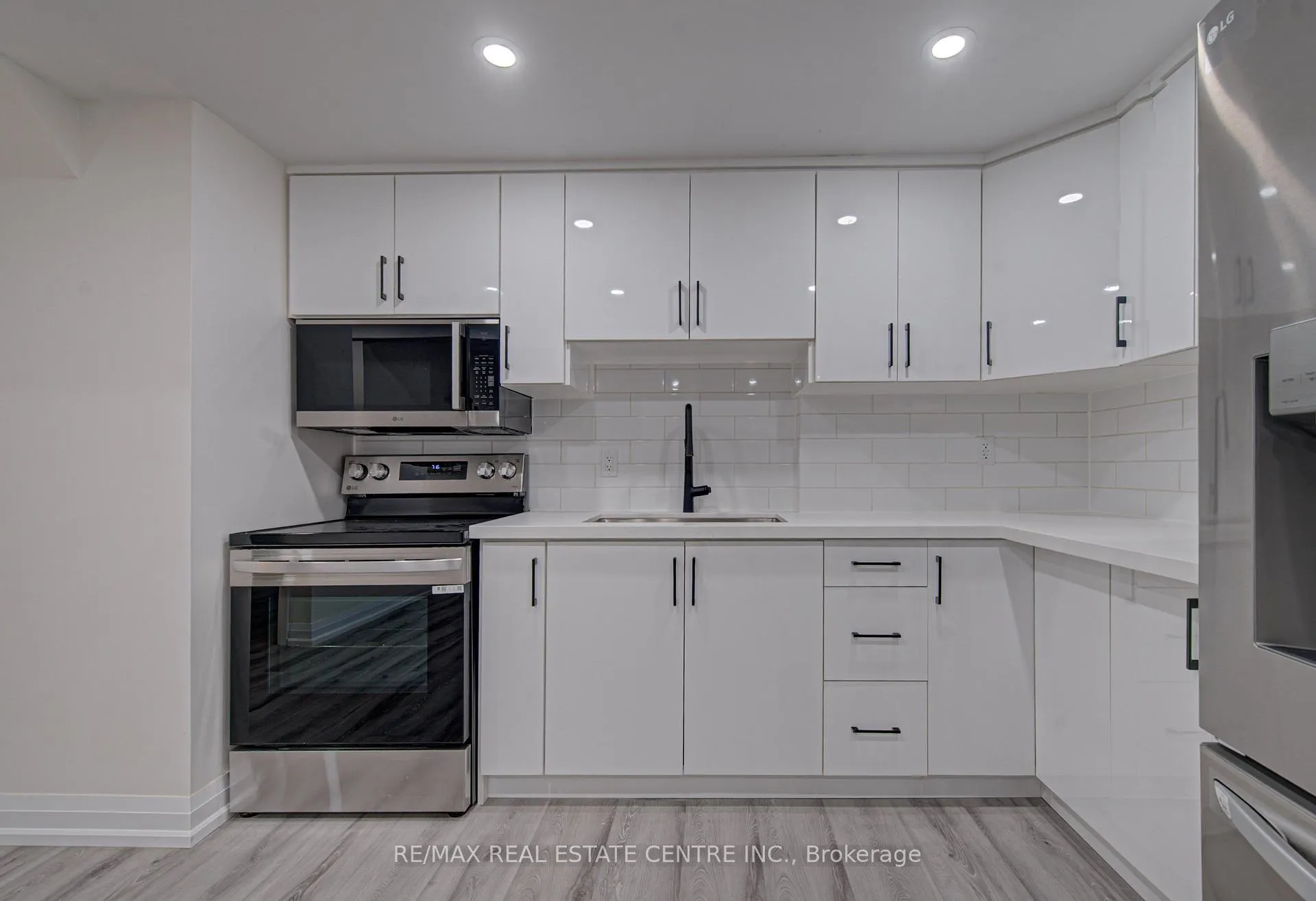 Photo 10 of 383 Rexford Drive, Hamilton, Randall — HOMEH