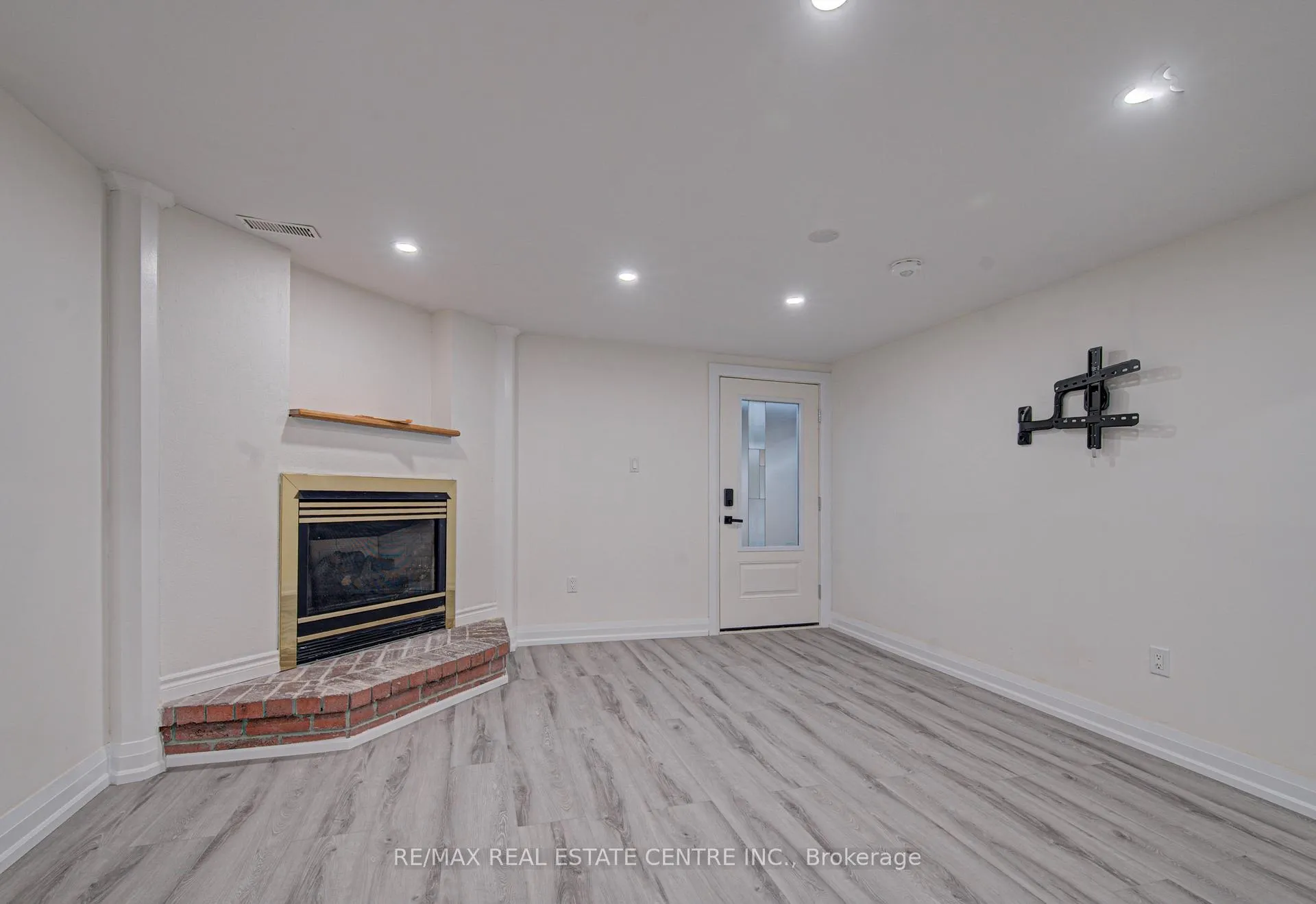 Photo 11 of 383 Rexford Drive, Hamilton, Randall — HOMEH