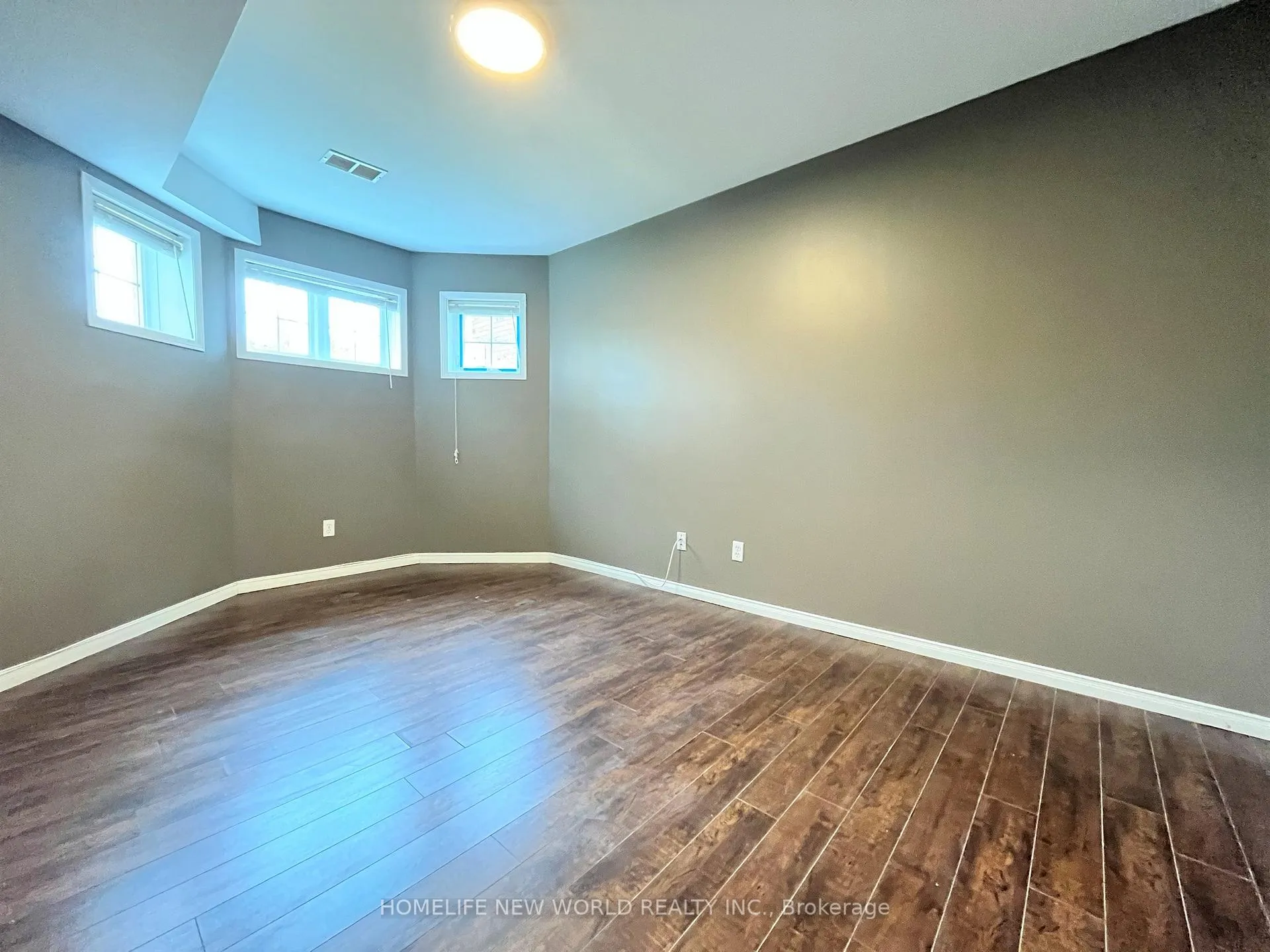 Photo 5 of 5 Golden Eagle Way, Barrie, Little Lake — HOMEH