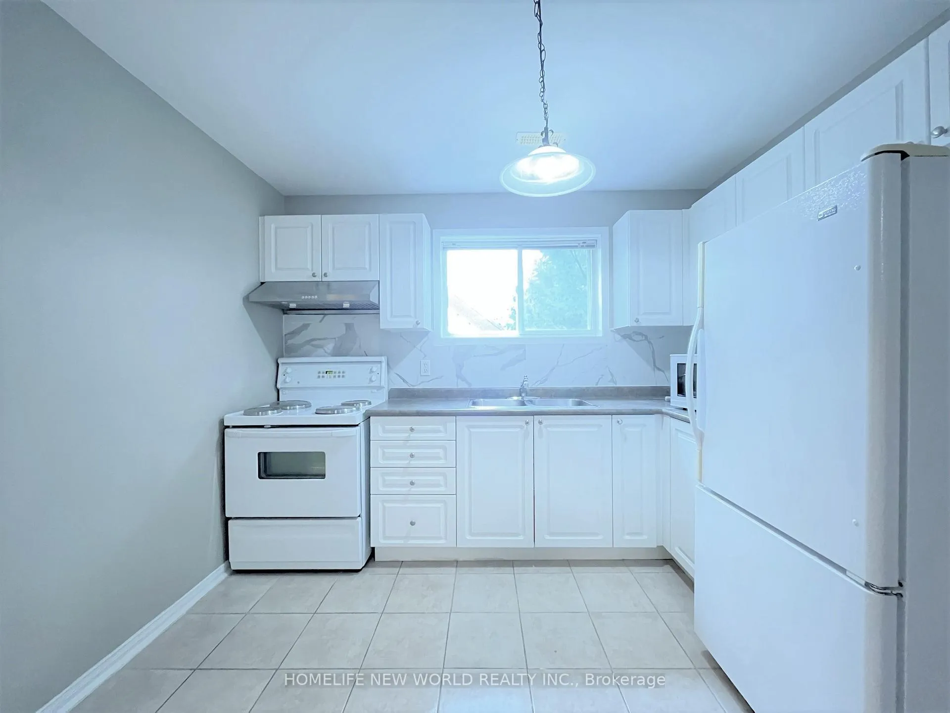 Photo 9 of 5 Golden Eagle Way, Barrie, Little Lake — HOMEH
