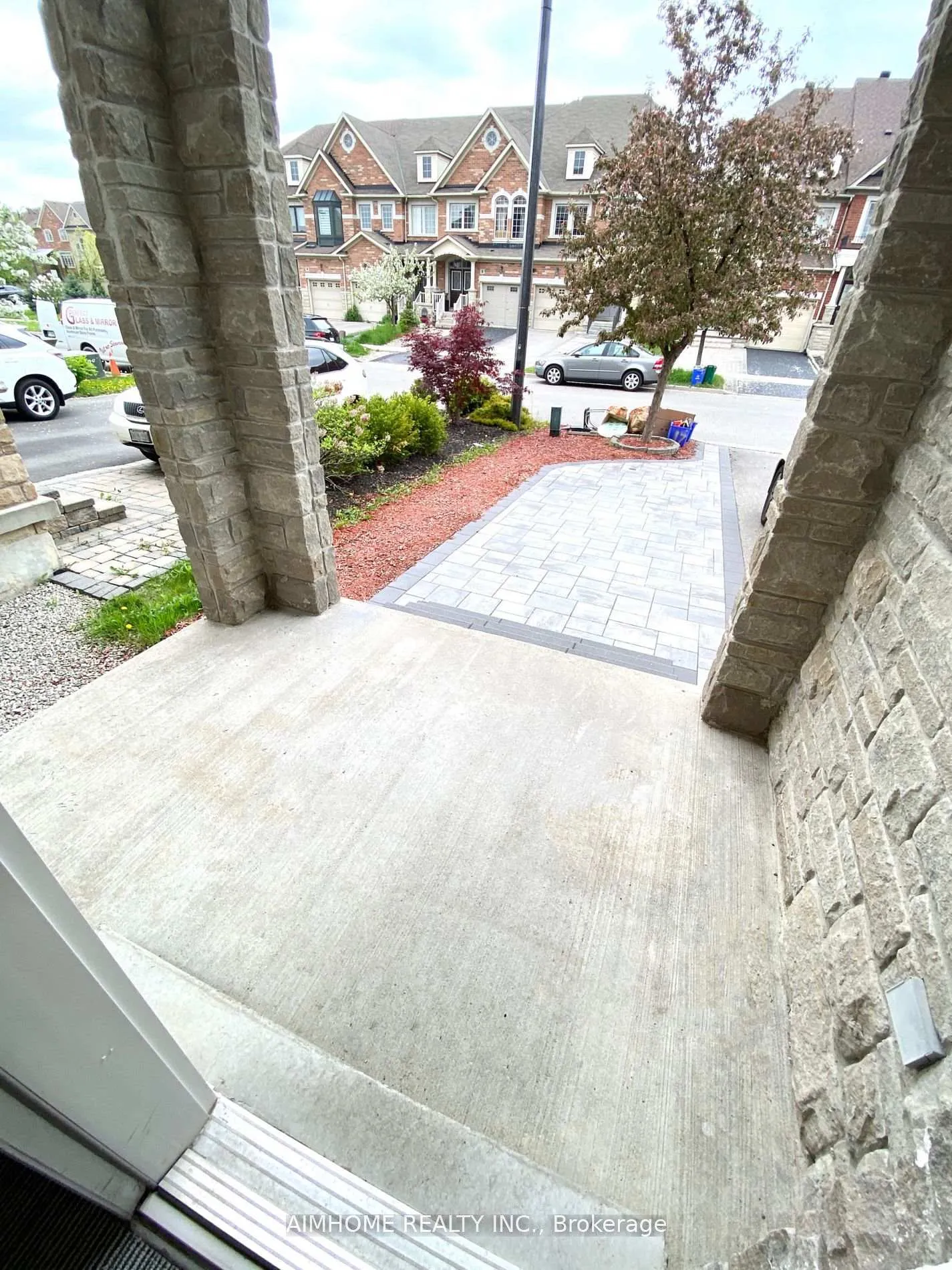 Photo 3 of 17 Littleriver Court, Vaughan, Patterson — HOMEH