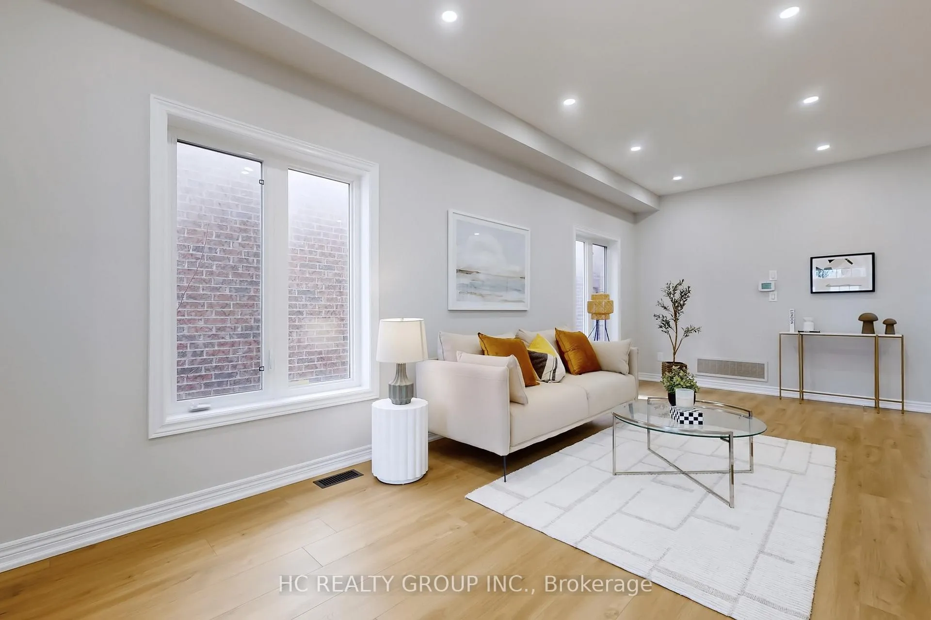 Photo 4 of 206 Wolf Creek Crescent, Vaughan, Patterson — HOMEH
