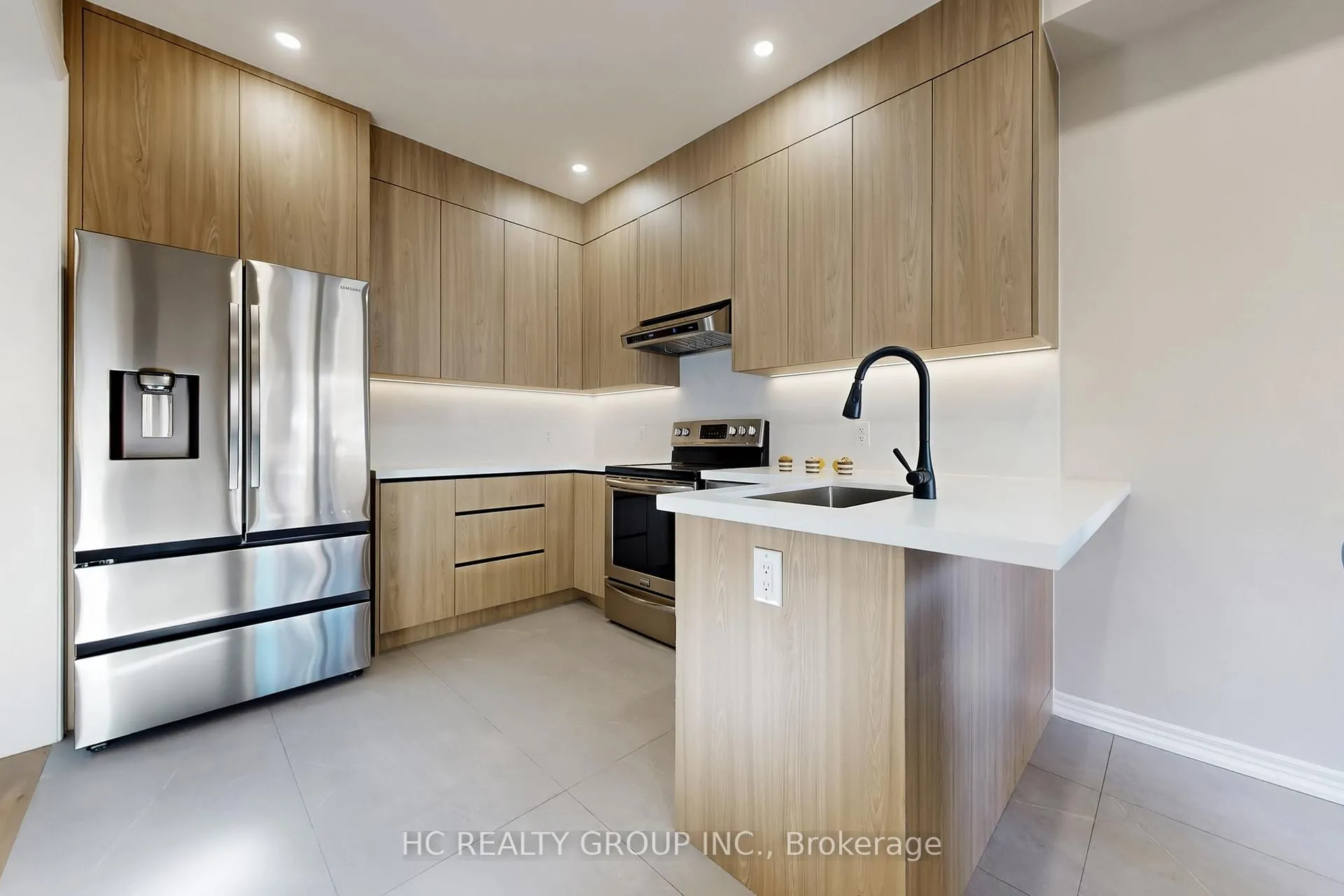 Photo 7 of 206 Wolf Creek Crescent, Vaughan, Patterson — HOMEH