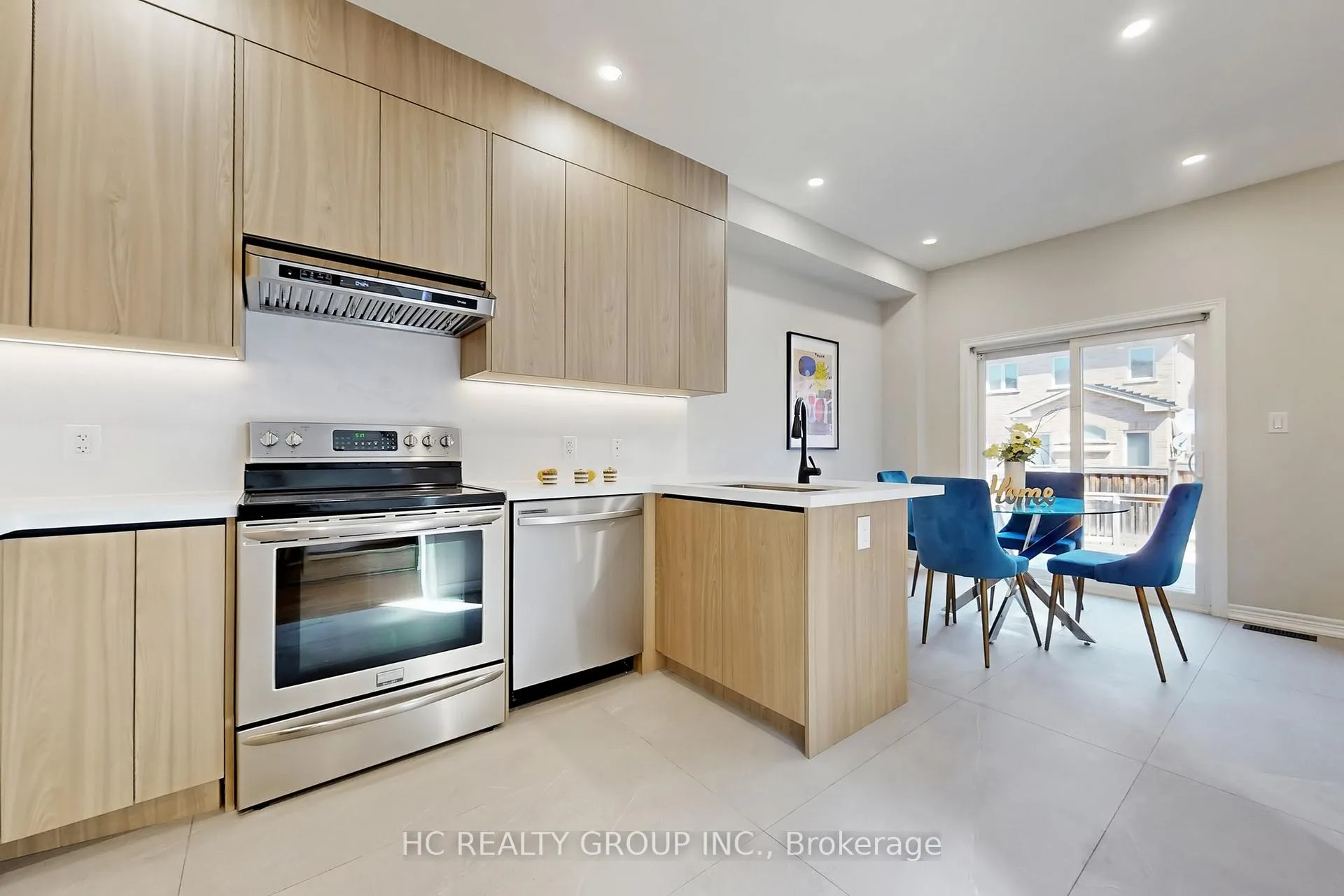 Photo 8 of 206 Wolf Creek Crescent, Vaughan, Patterson — HOMEH