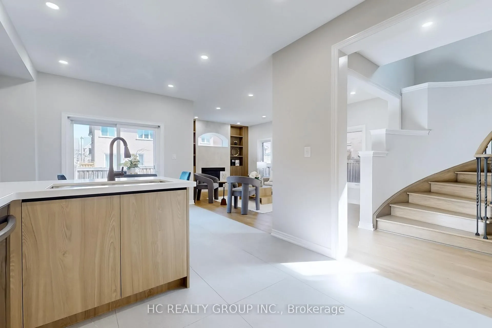 Photo 16 of 206 Wolf Creek Crescent, Vaughan, Patterson — HOMEH