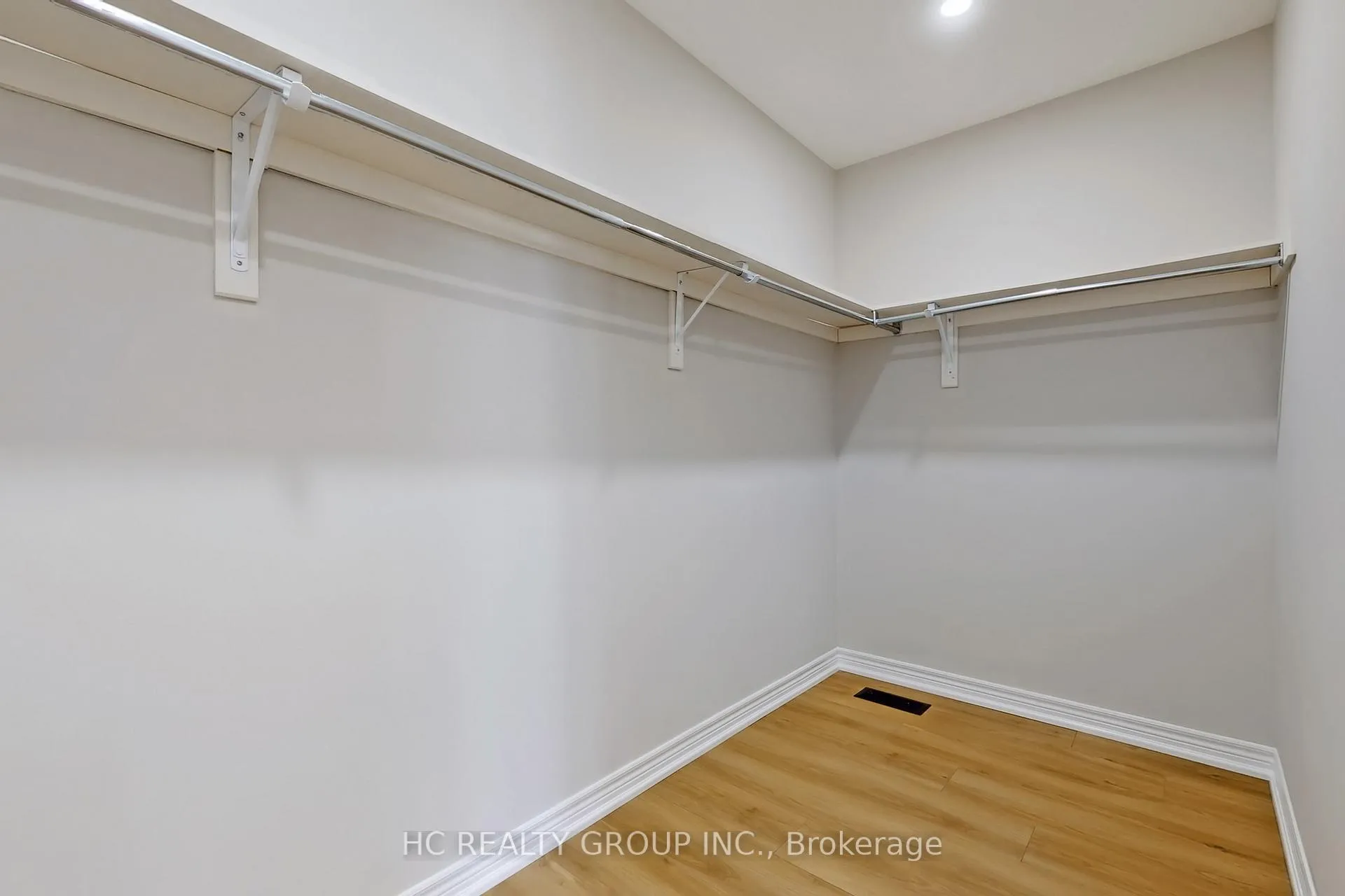 Photo 22 of 206 Wolf Creek Crescent, Vaughan, Patterson — HOMEH