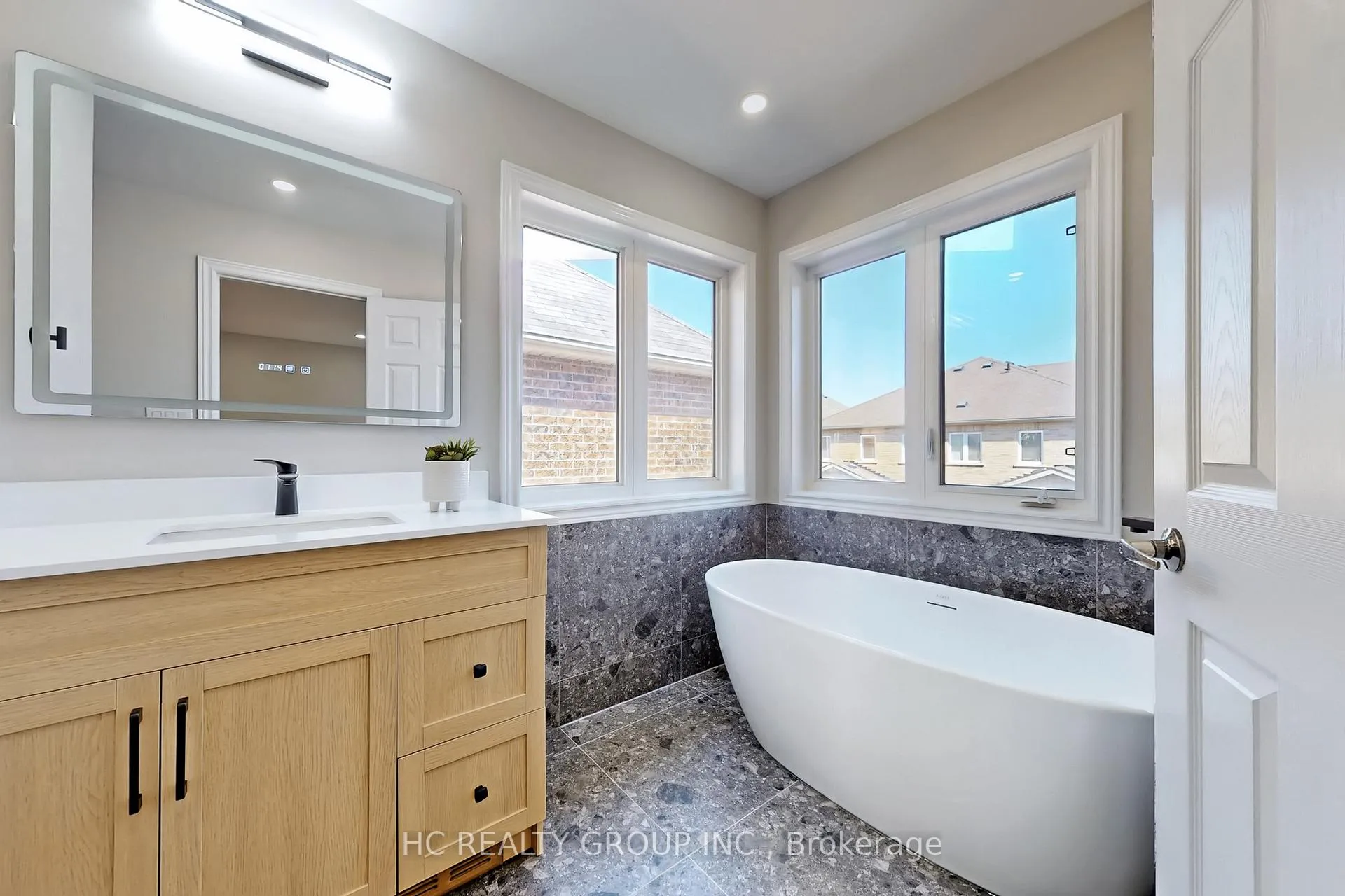 Photo 23 of 206 Wolf Creek Crescent, Vaughan, Patterson — HOMEH