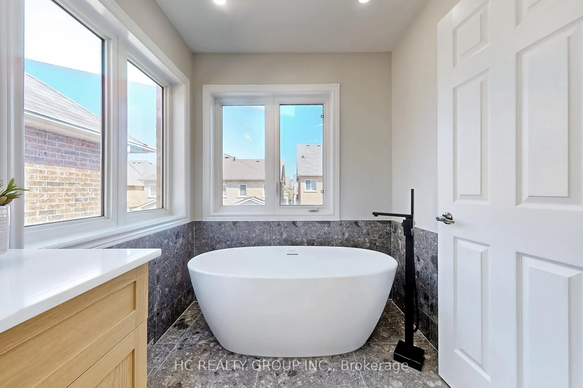 Photo 24 of 206 Wolf Creek Crescent, Vaughan, Patterson — HOMEH