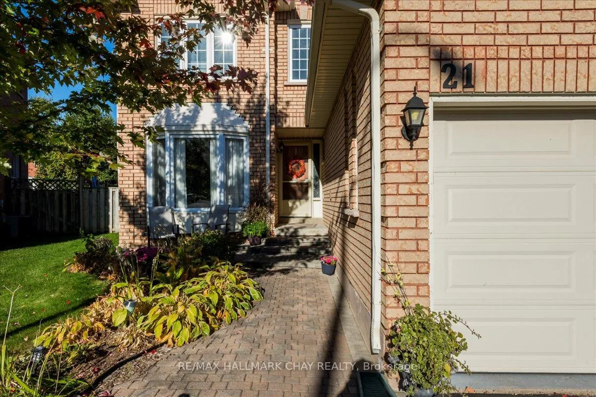 Photo 2 of 21 Barwick Drive, Barrie, West Bayfield — HOMEH