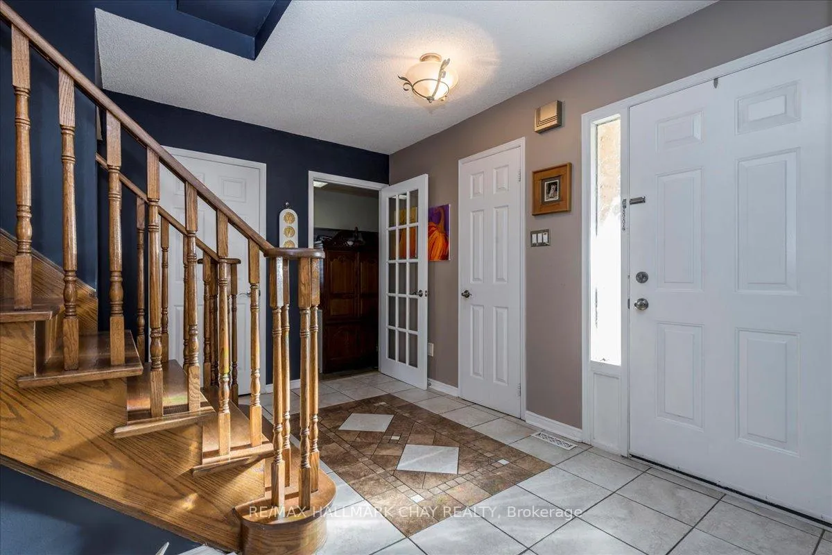 Photo 3 of 21 Barwick Drive, Barrie, West Bayfield — HOMEH