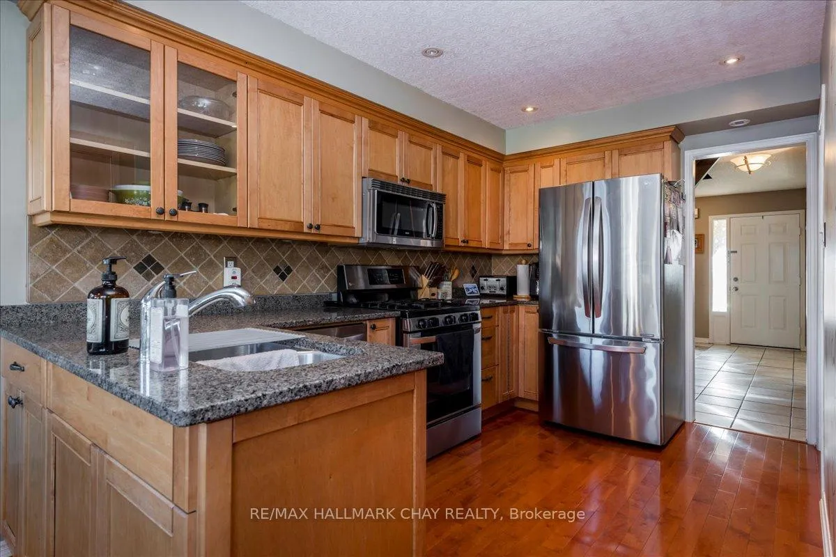 Photo 7 of 21 Barwick Drive, Barrie, West Bayfield — HOMEH