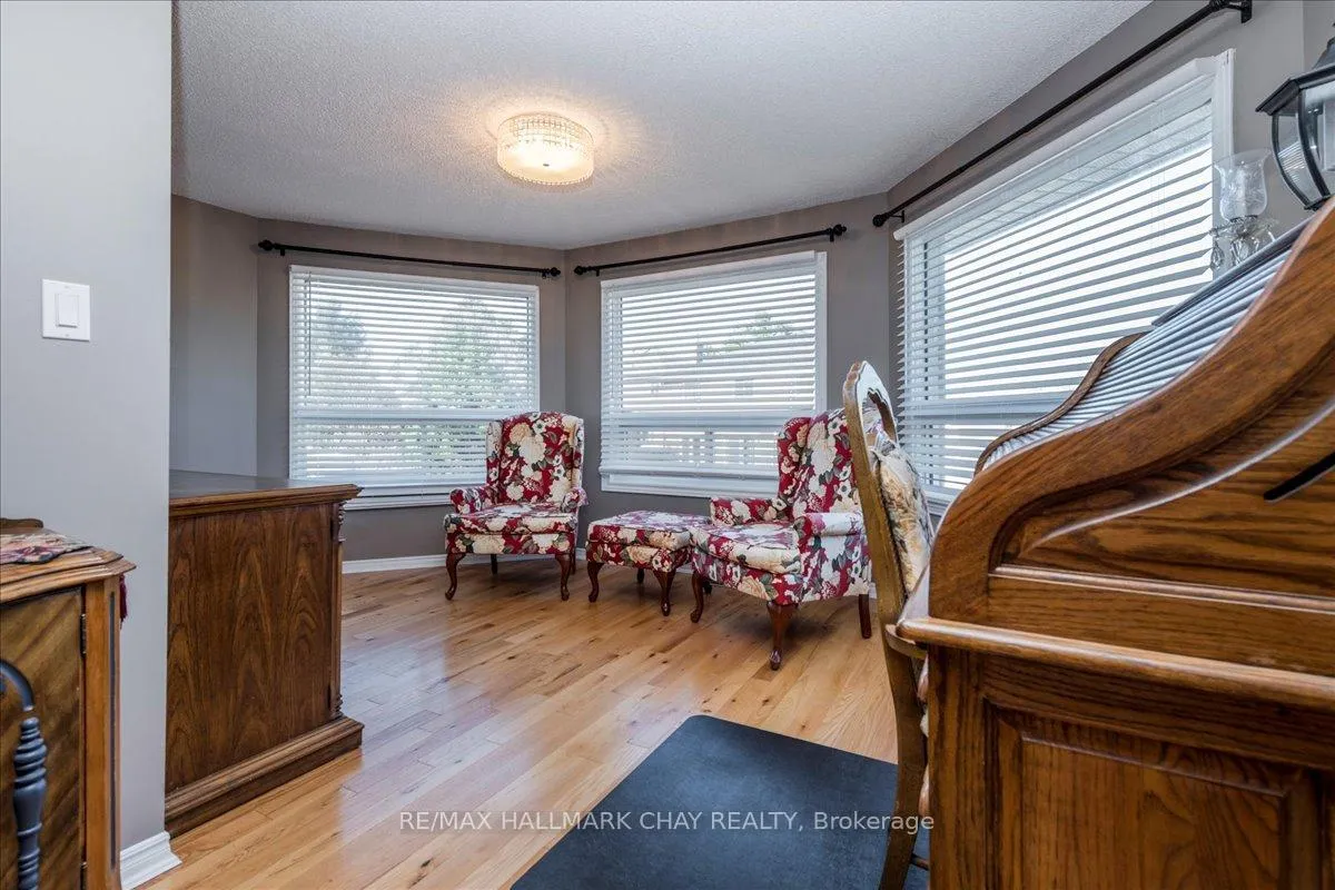Photo 22 of 21 Barwick Drive, Barrie, West Bayfield — HOMEH