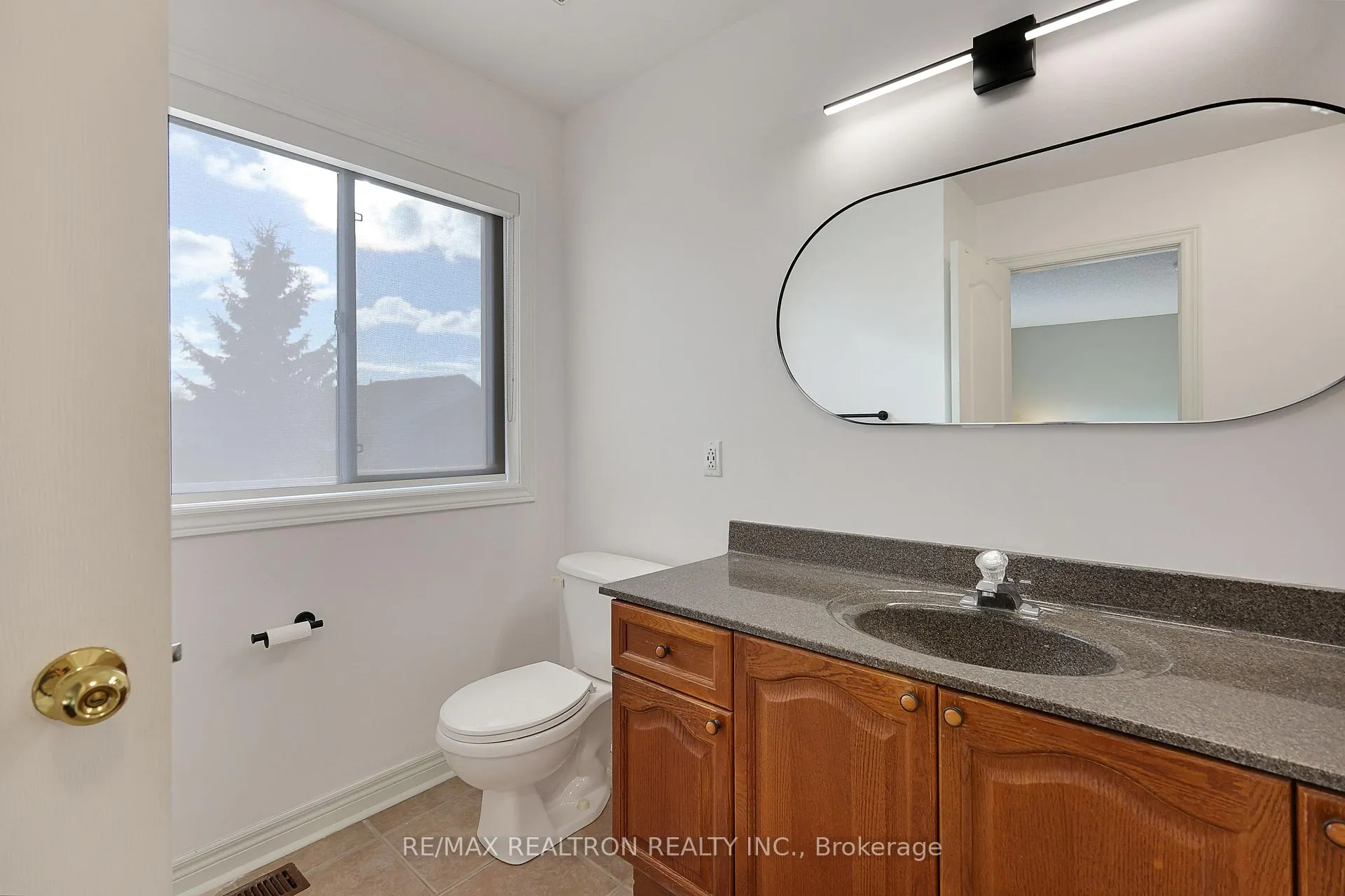 Photo 25 of 3044 Country Lane, Whitby, Williamsburg — HOMEH