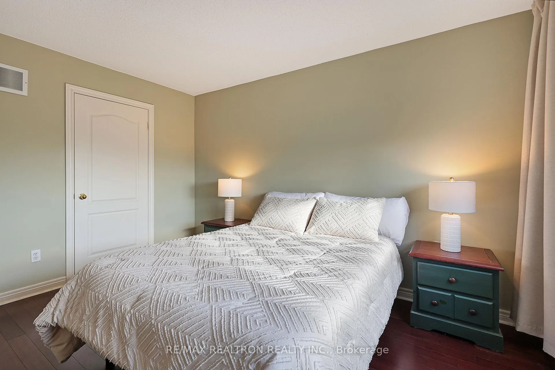 Photo 26 of 3044 Country Lane, Whitby, Williamsburg — HOMEH