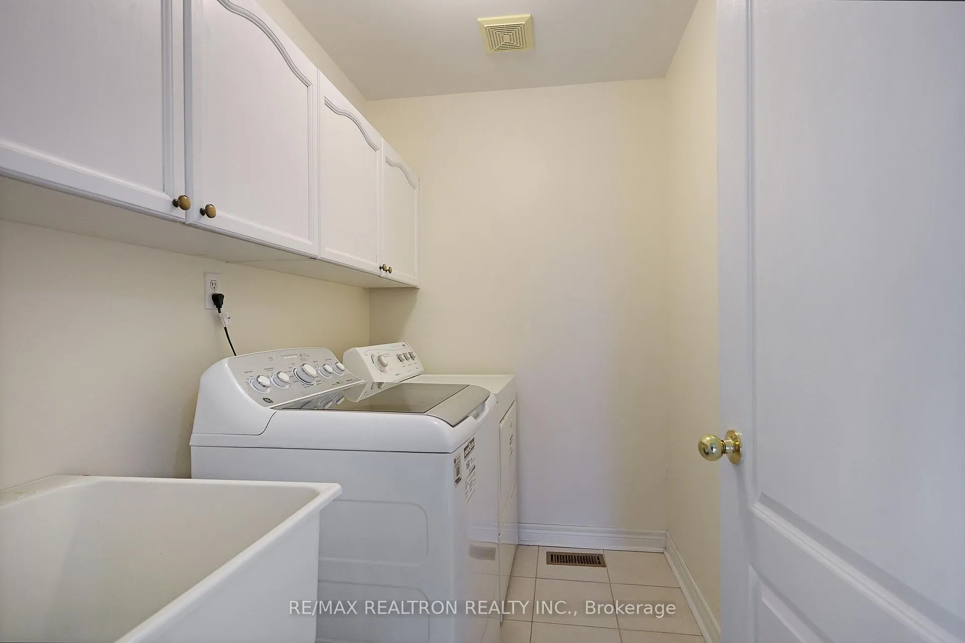 Photo 27 of 3044 Country Lane, Whitby, Williamsburg — HOMEH